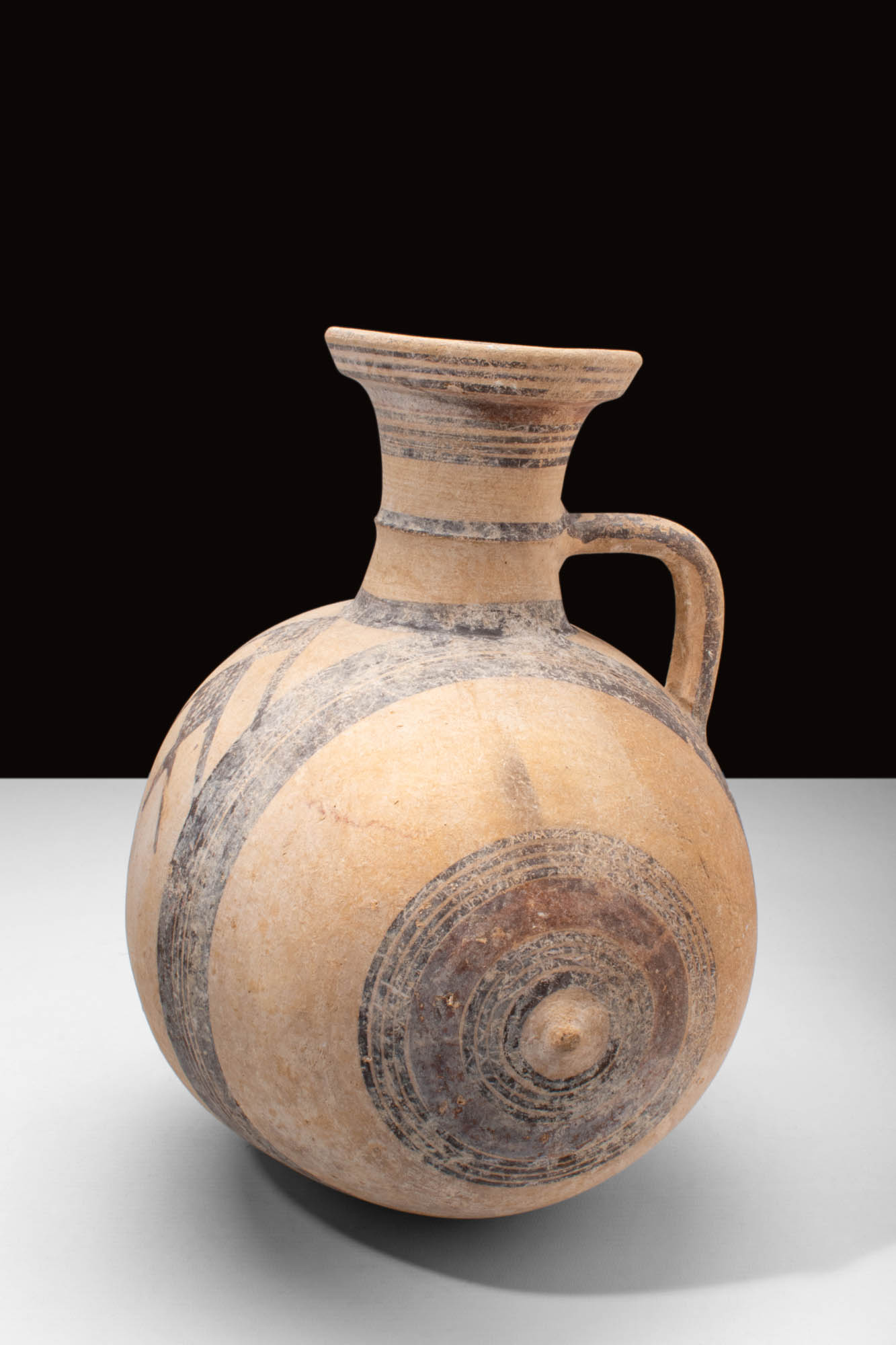 HUGE CYPRIOT JUG DECORATED WITH GEOMETRIC MOTIFS - Image 2 of 6