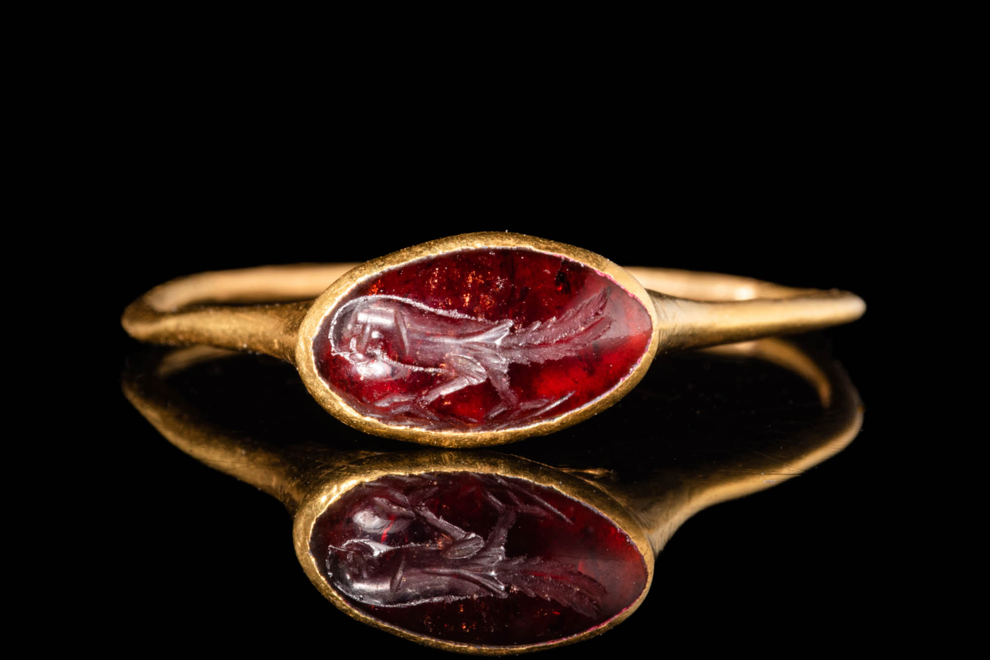 ROMAN REPUBLICAN GOLD RING WITH CARNELIAN INTAGLIO DEPICTING A PARROT - Image 2 of 5