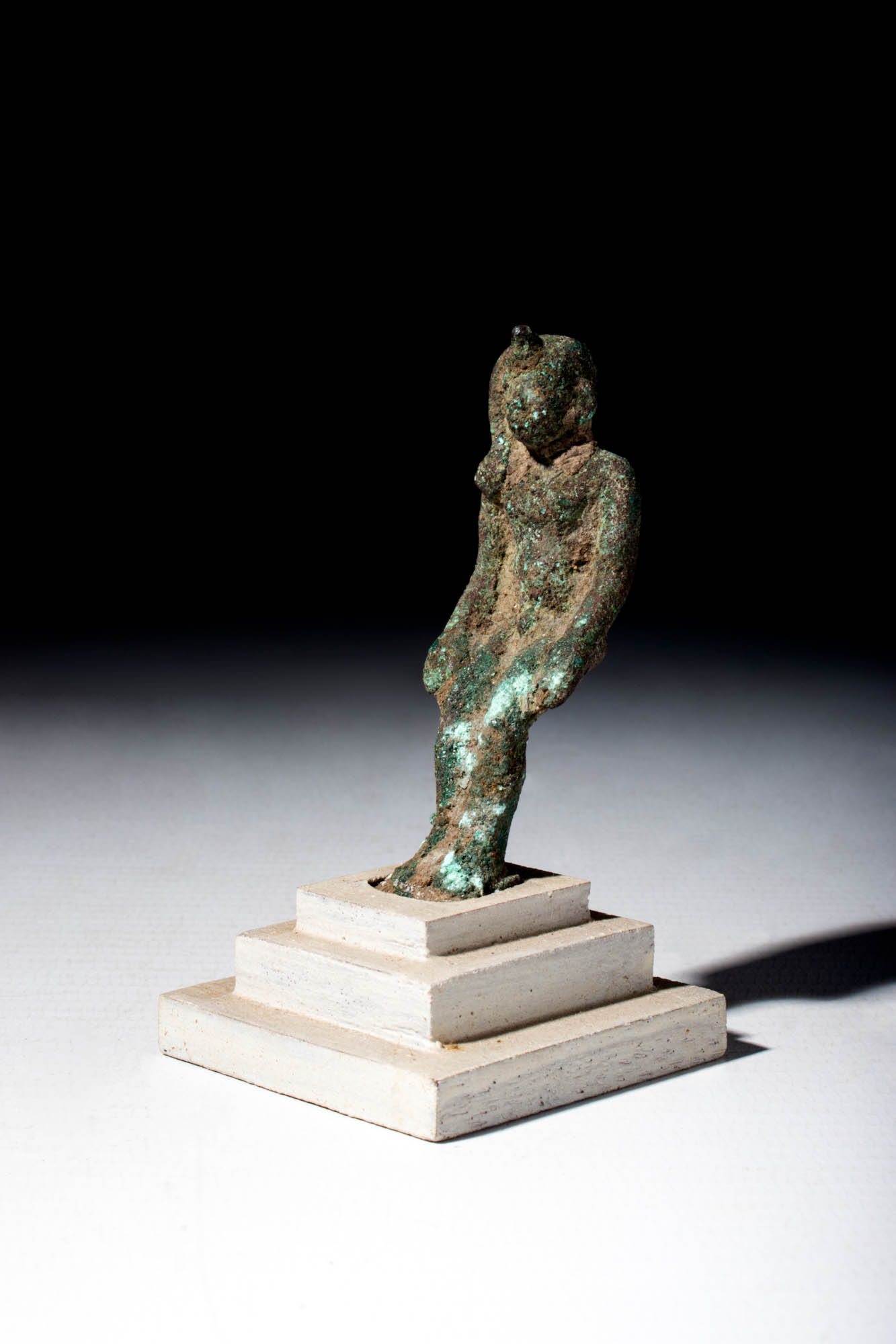 EGYPTIAN BRONZE STATUETTE OF SEATED HARPOCRATES - Image 2 of 4