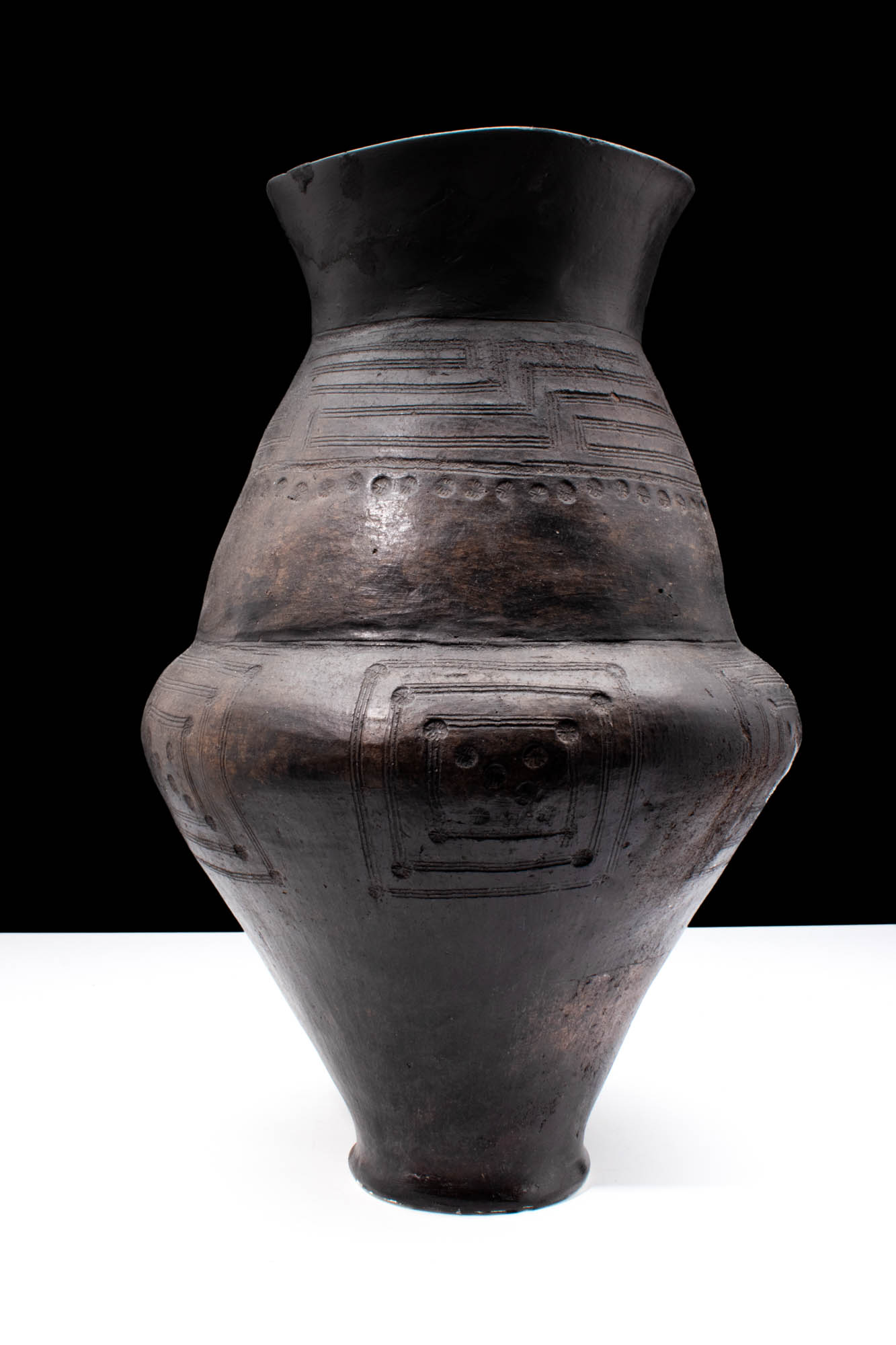 ETRUSCAN BUCCHEROID BICONICAL URN DECORATED WITH GEOMETRIC PATTERNS - Image 2 of 7