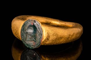 ROMAN GOLD FINGER RING WITH INTAGLIO DEPICTING AN ALTAR