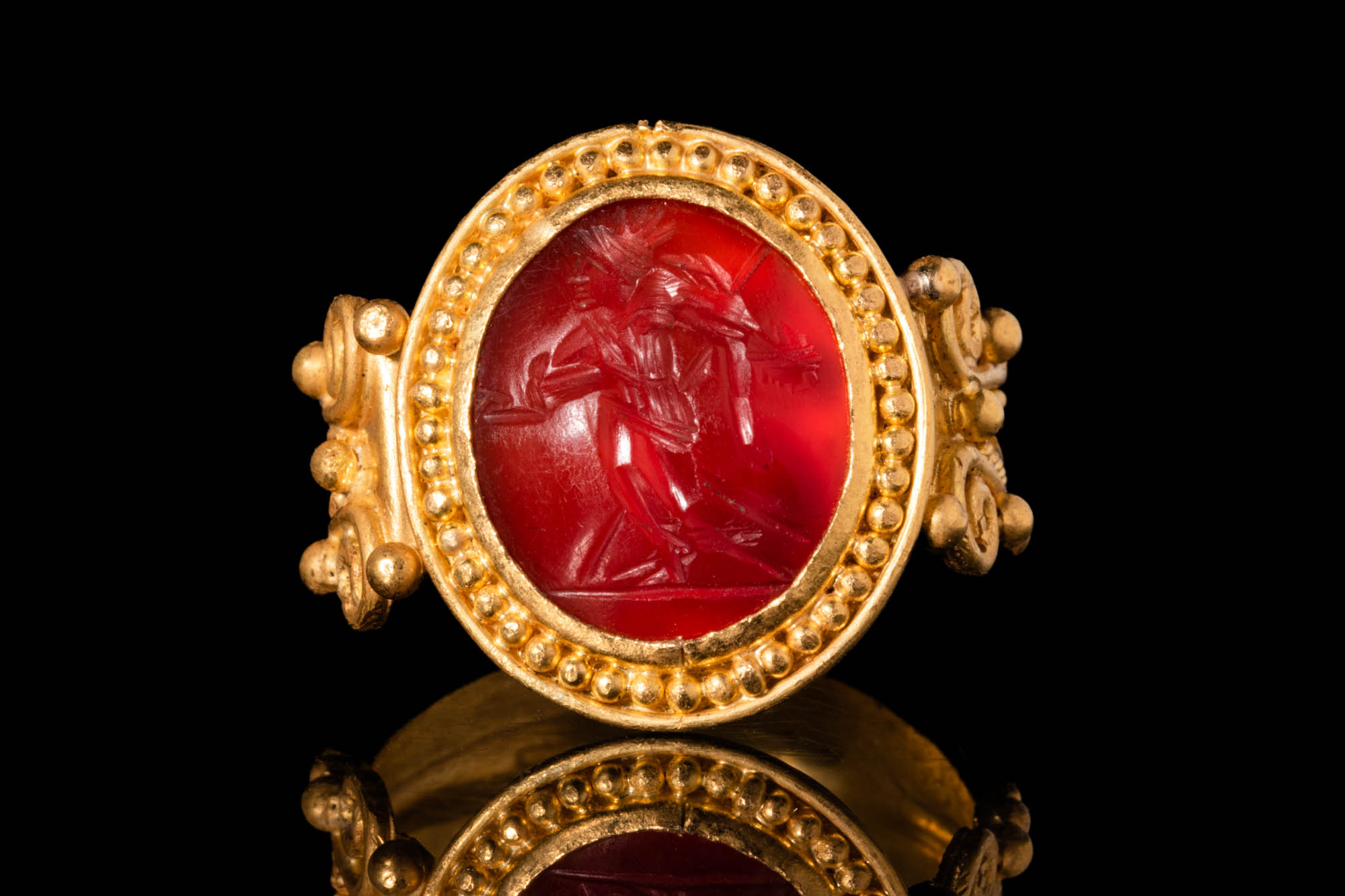 ROMAN INTAGLIO DEPICTING A SOLDIER IN GOLD RING - Bild 2 aus 5