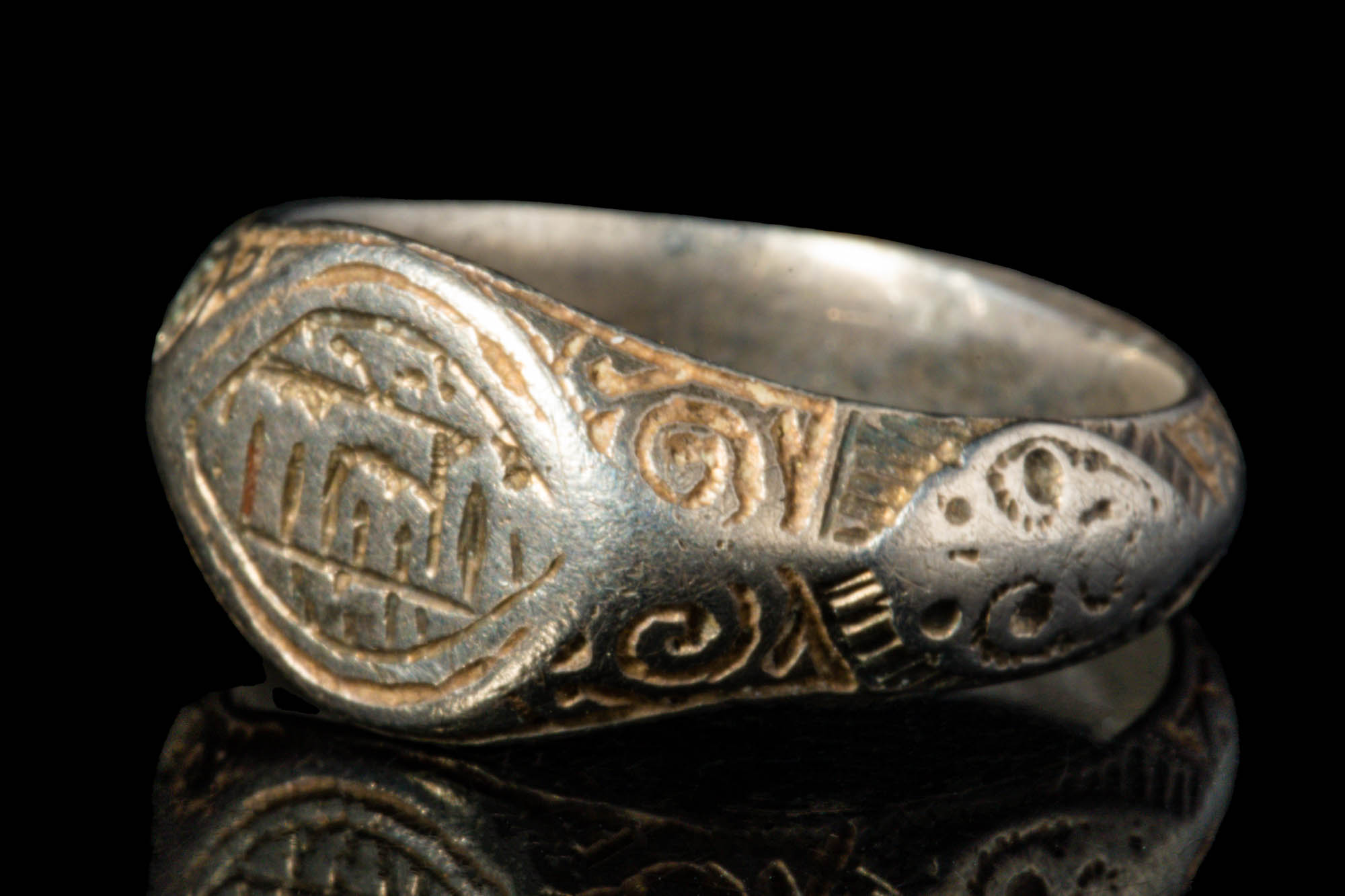 MEDIEVAL SILVER RING WITH PSEUDO KUFIC INSCRIPTION - Image 2 of 4