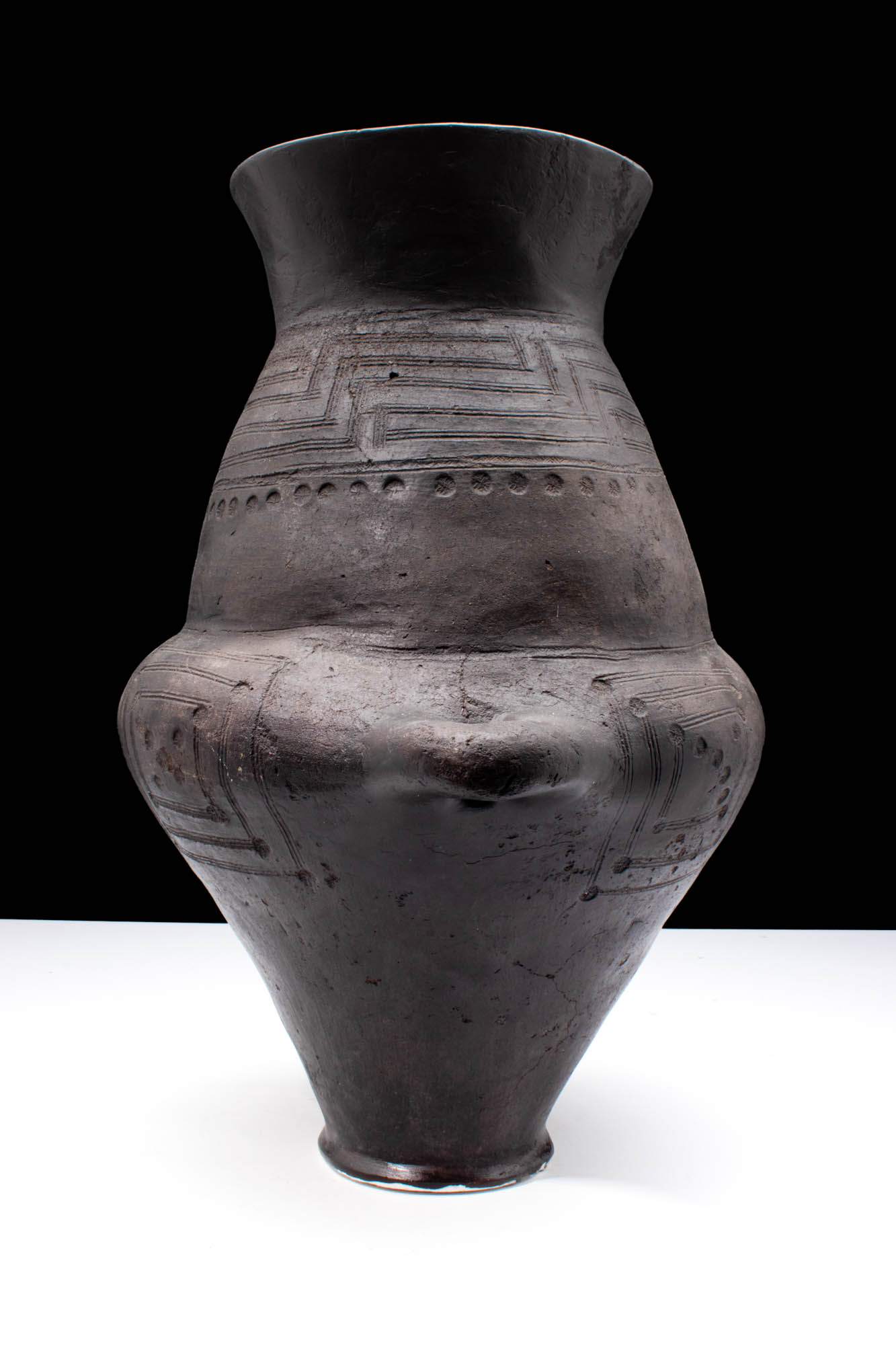 ETRUSCAN BUCCHEROID BICONICAL URN DECORATED WITH GEOMETRIC PATTERNS - Image 4 of 7