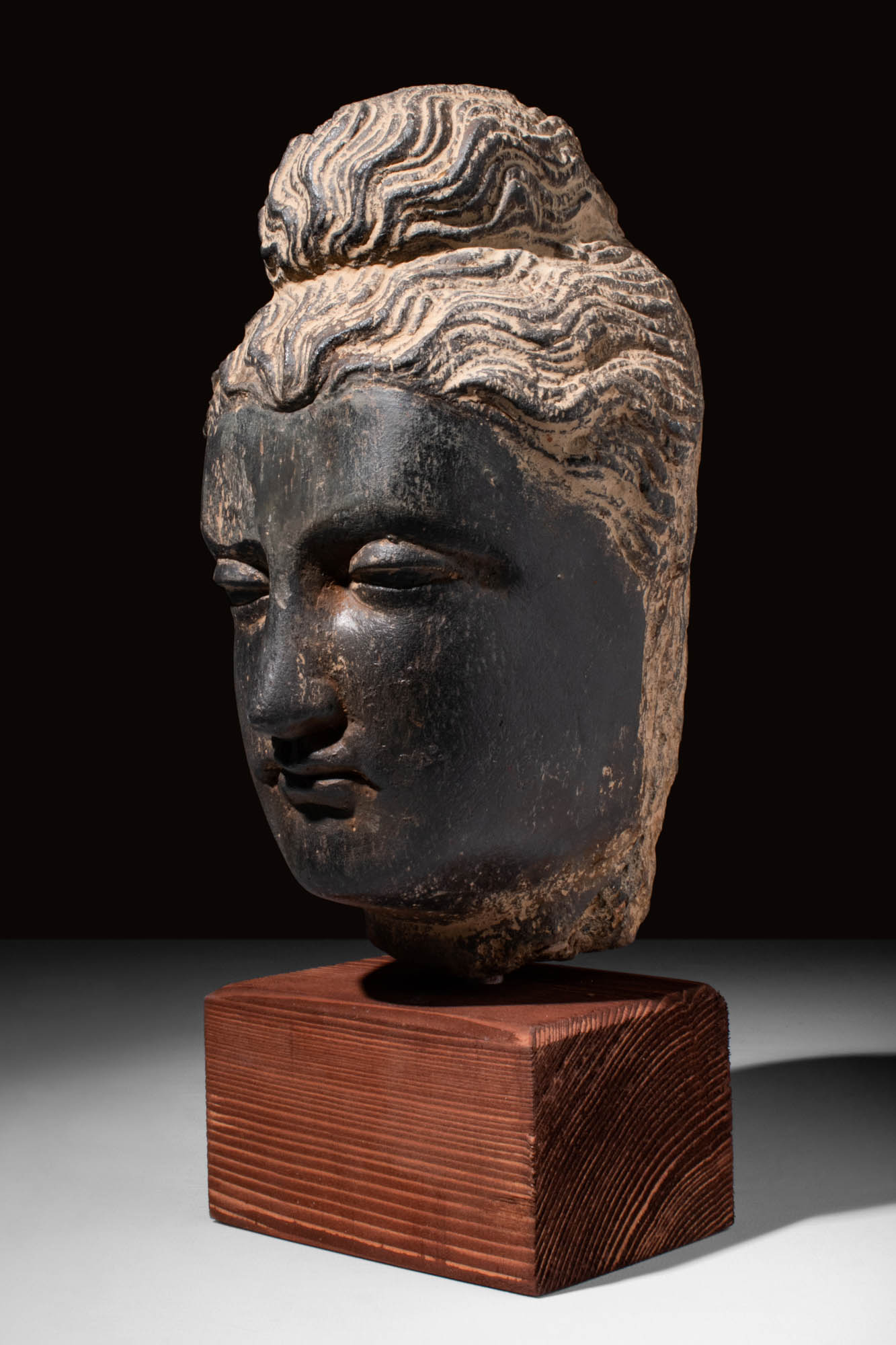 GANDHARAN SCHIST STONE HEAD OF BUDDHA - Image 2 of 5