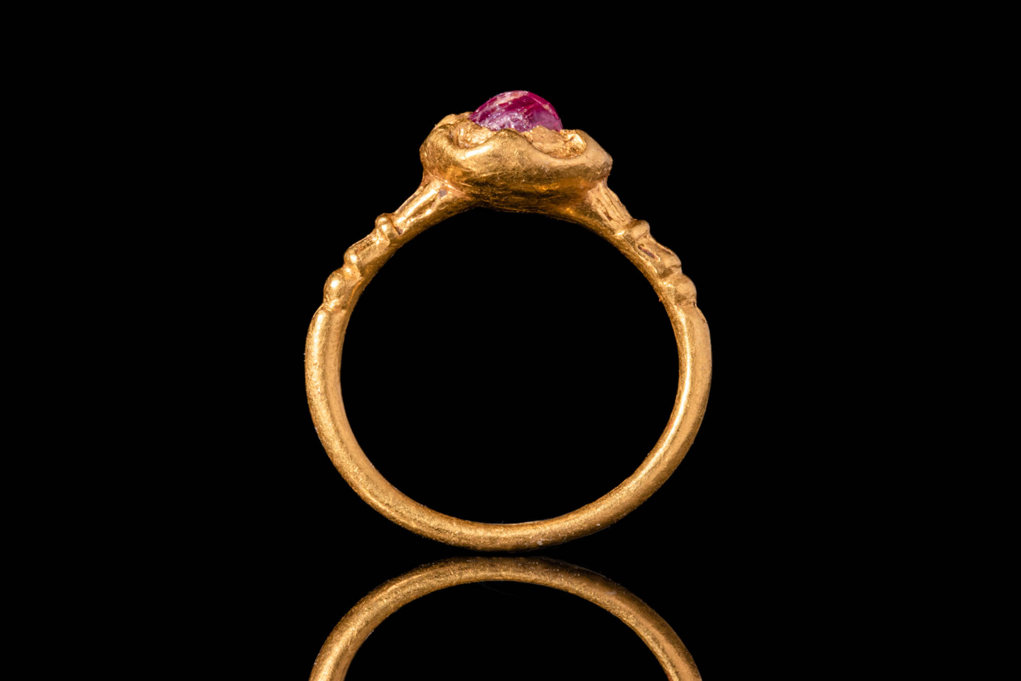 MEDIEVAL GOLD RING WITH RED RUBY - Image 5 of 5