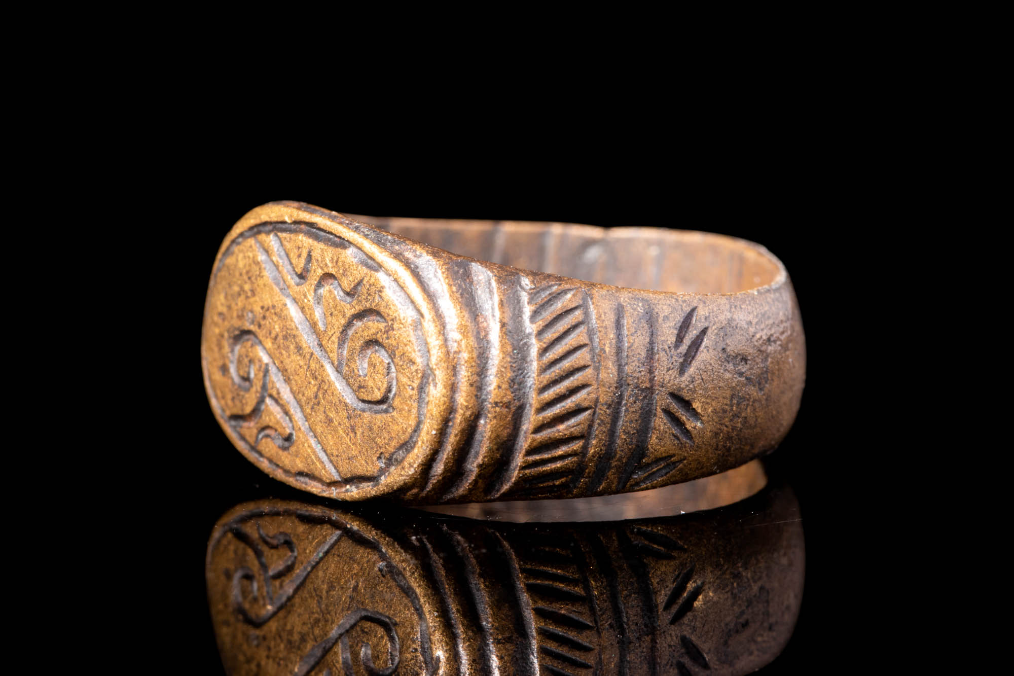 MEDIEVAL BRONZE RING WITH DECORATED BEZEL - Image 2 of 4