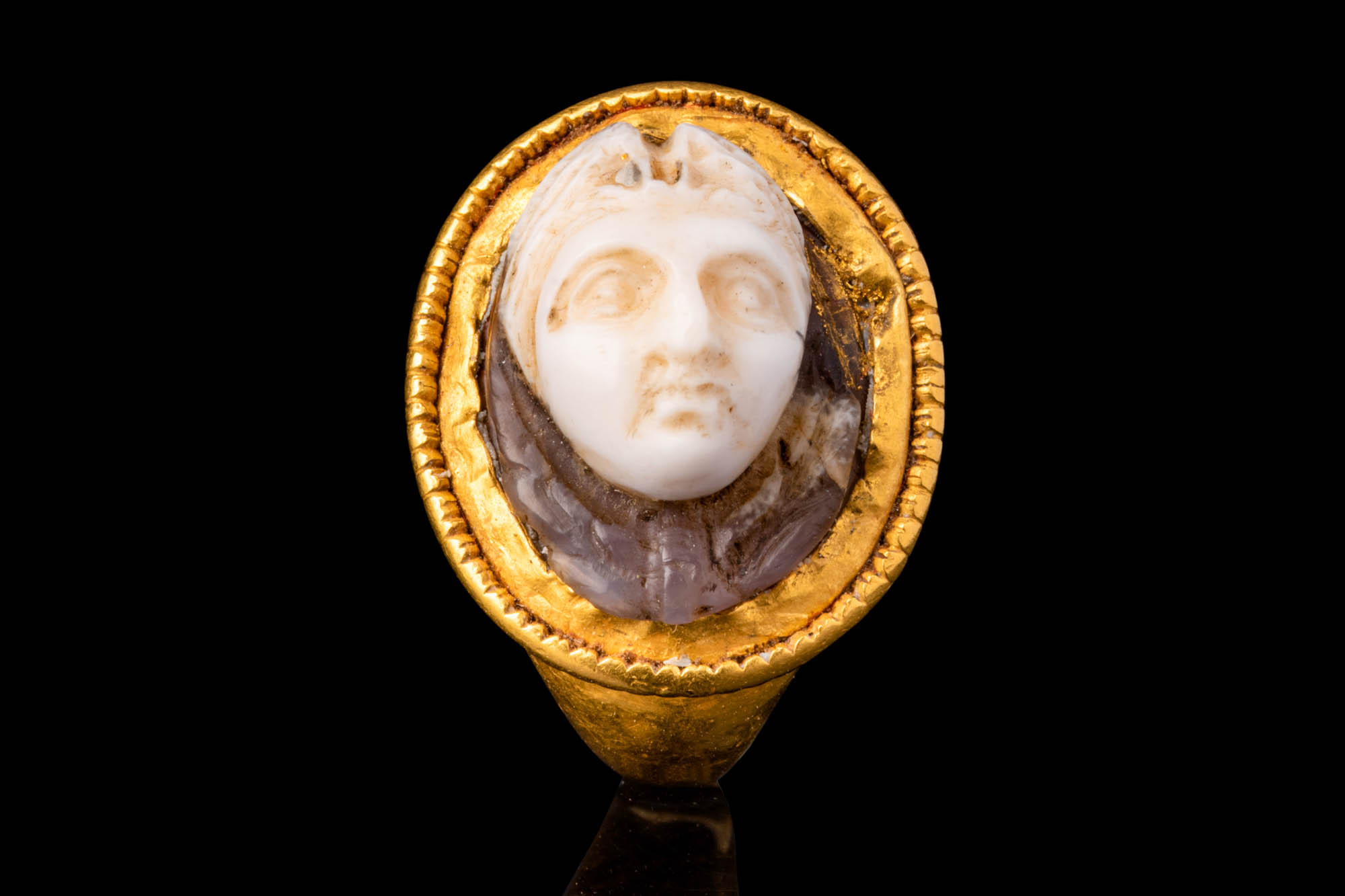 ROMAN GOLD RING WITH MEDUSA HEAD CAMEO