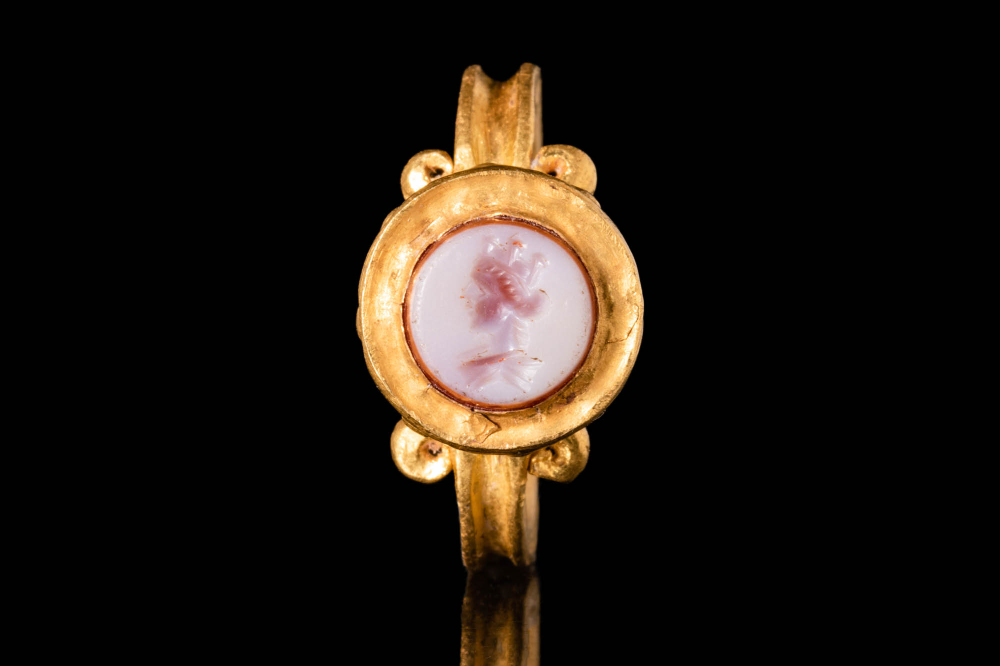 ROMAN GOLD RING WITH INTAGLIO DEPICTING TYCHE - Image 2 of 5