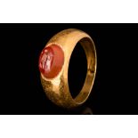 ROMAN GOLD FINGER RING WITH INTAGLIO