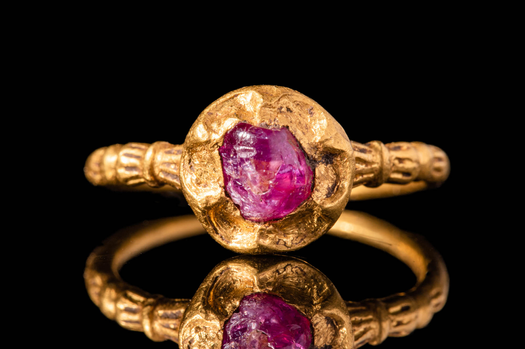 MEDIEVAL GOLD RING WITH RED RUBY - Image 2 of 5