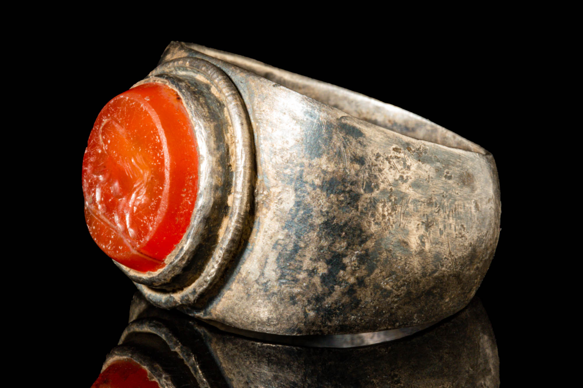 ROMAN SILVER RING WITH CARNELIAN INTAGLIO DEPICTING A LION - Image 2 of 4