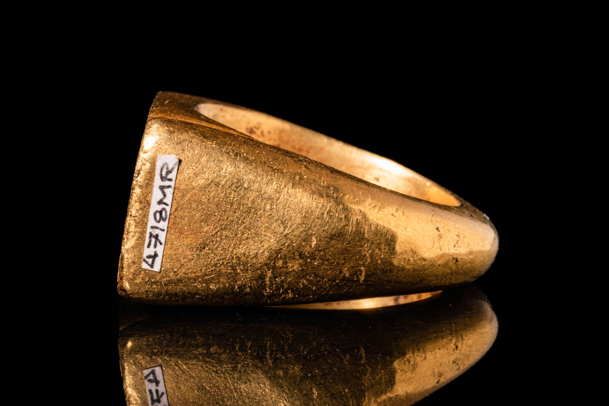 HEAVY EGYPTIAN CARTOUCHE GOLD RING - 82 GRAMS - Image 4 of 6