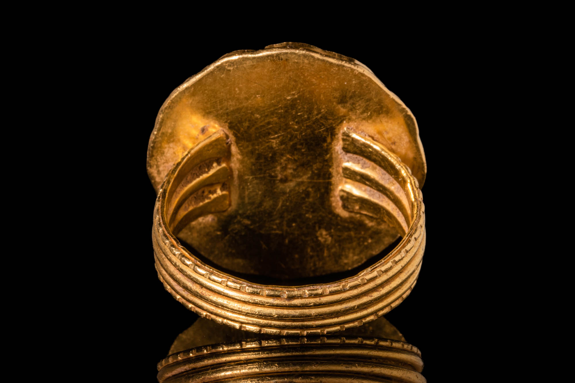 MEROVINGIAN GOLD RING WITH ROSETTE SHAPED BEZEL - Image 4 of 5