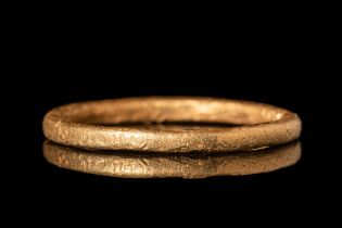 VIKING/SAXON AGE GOLD RING WITH SIMPLE HOOP