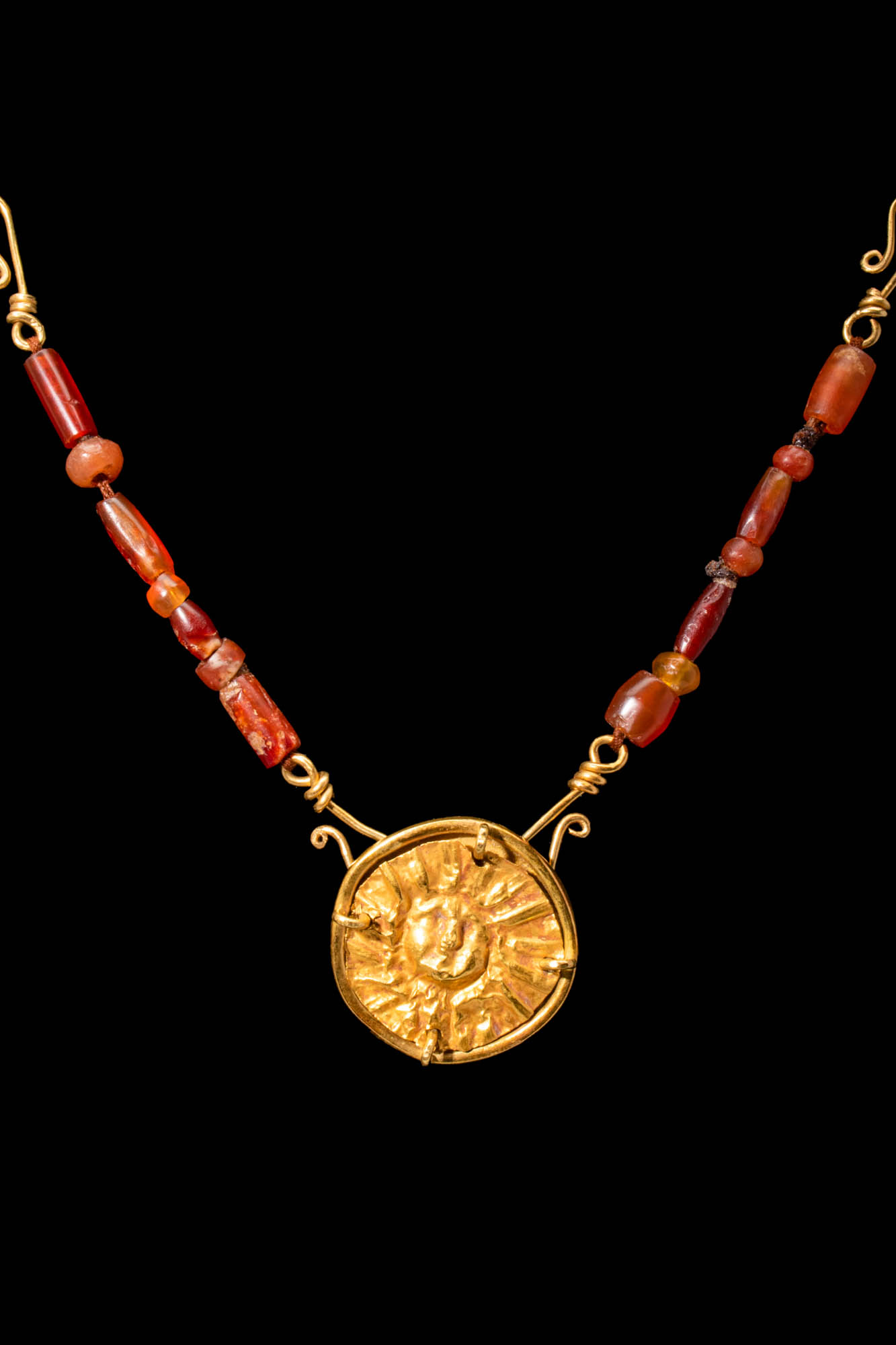 PTOLEMAIC PERIOD CARNELIAN AND GOLD NECKLACE WITH SUN PENDANT - Bild 4 aus 5