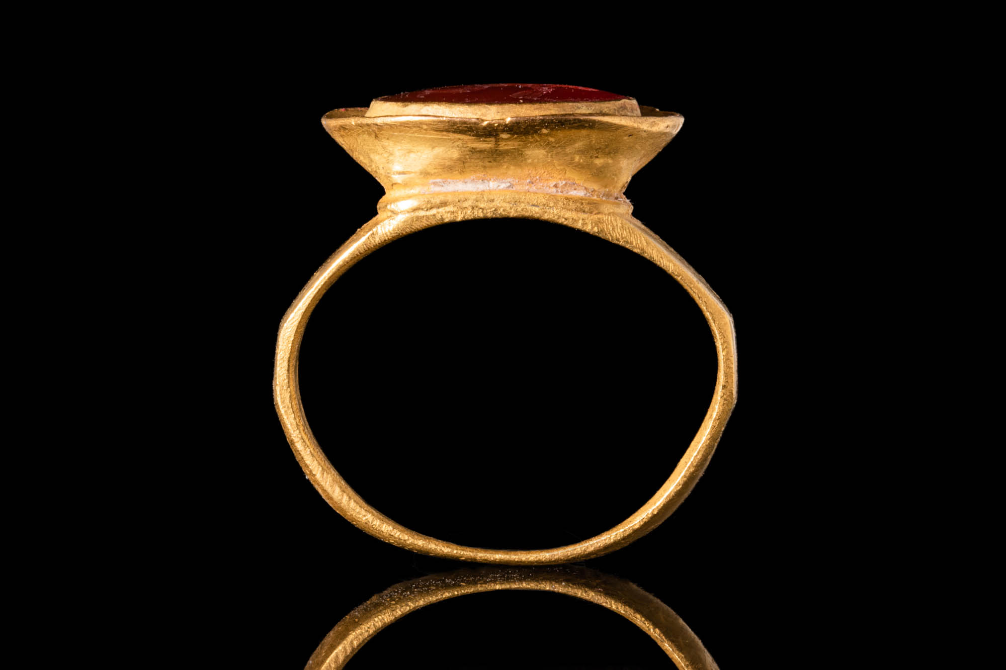 HELLENISTIC GOLD RING WITH CARNELIAN INTAGLIO DEPICTING MARSYAS - Image 5 of 5