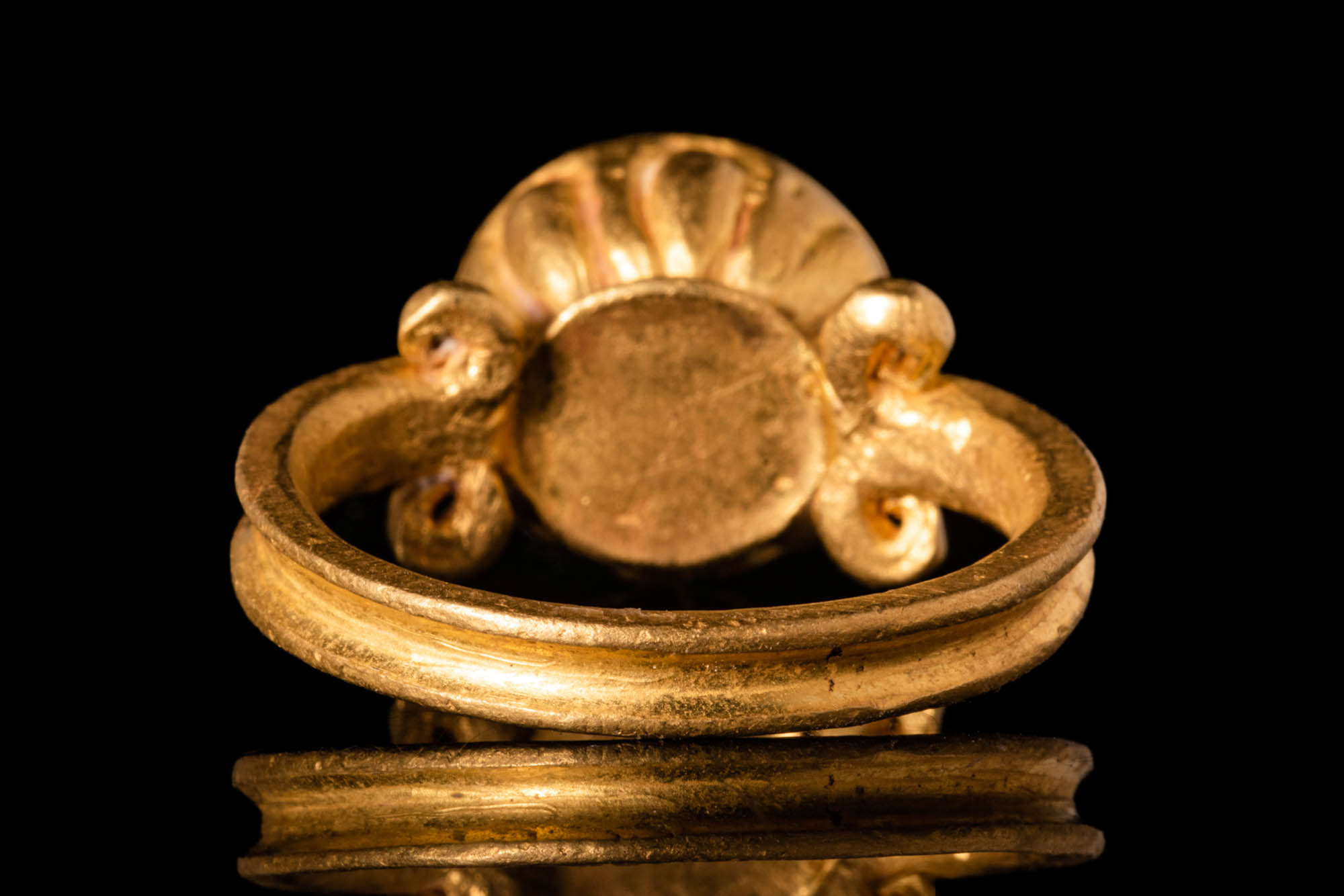 ROMAN GOLD RING WITH INTAGLIO DEPICTING TYCHE - Image 4 of 5
