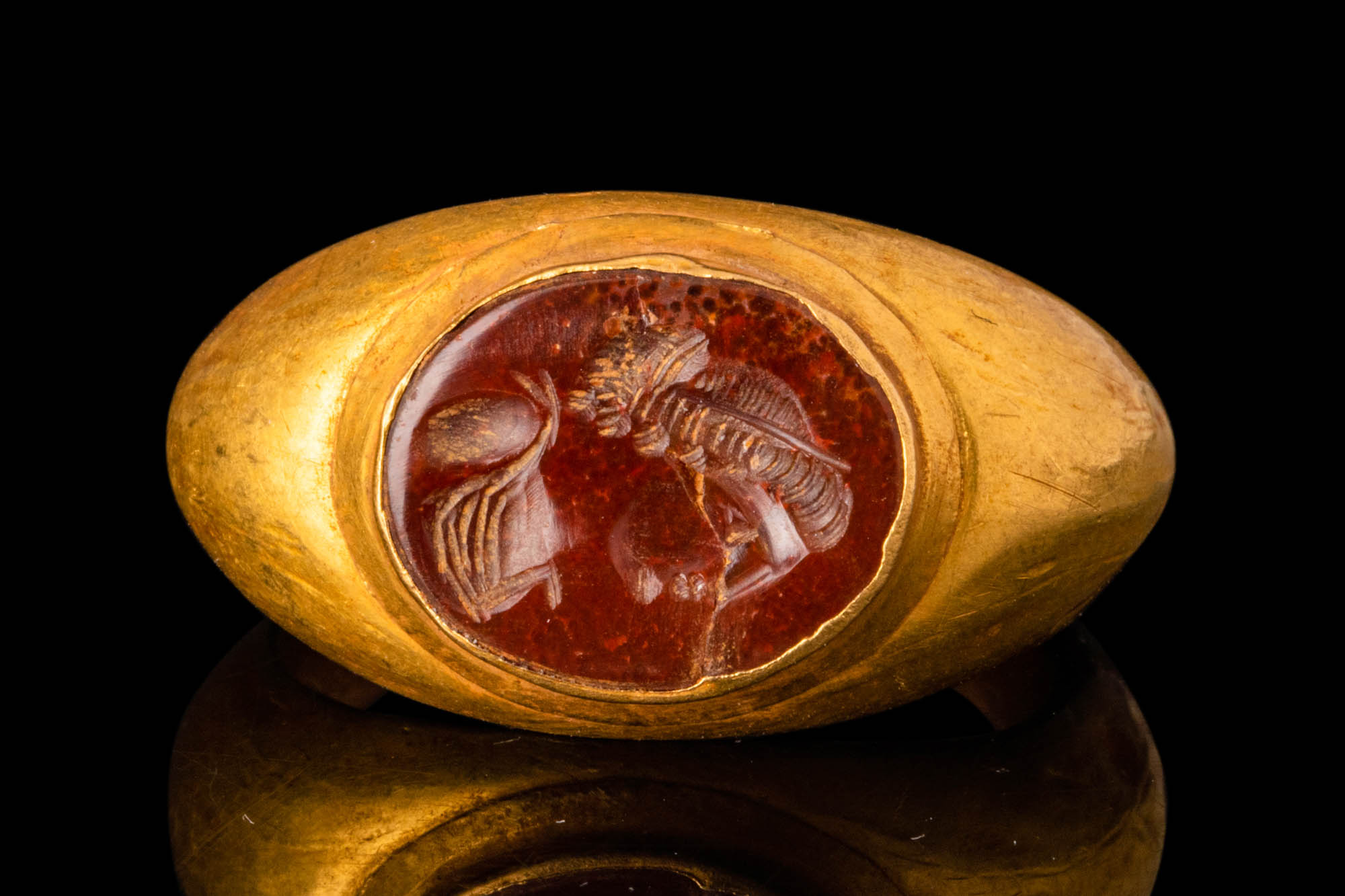 ROMAN GOLD FINGER RING WITH JASPER INTAGLIO DEPICTING A YOUNG WOMAN - Image 2 of 6