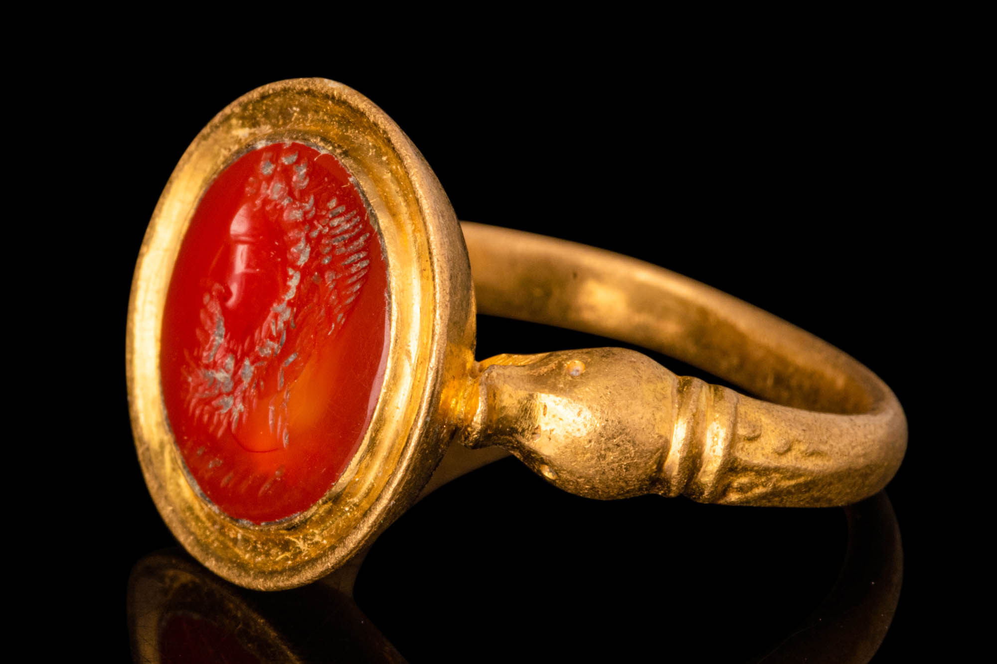 LATE HELLENISTIC GOLD FINGER RING WITH CARNELIAN INTAGLIO OF A BEARDED MAN - Bild 3 aus 6