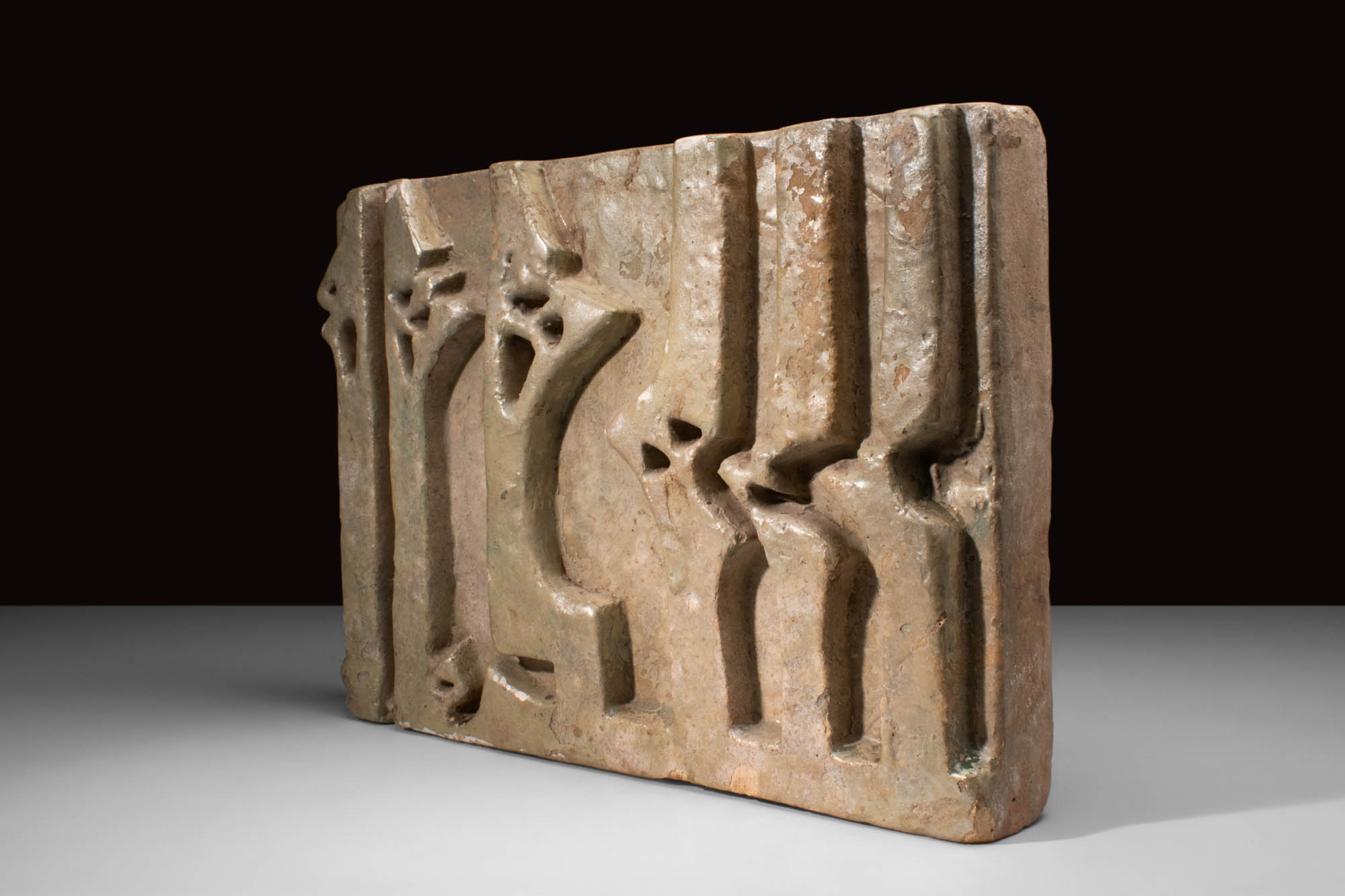 MEDIEVAL ABBASID STONE FRAGMENT WITH KUFIC INSCRIPTION - Image 2 of 3