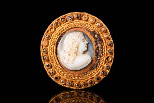LATE ROMAN GOLD PENDANT WITH CAMEO DEPICTING A YOUNG WOMAN
