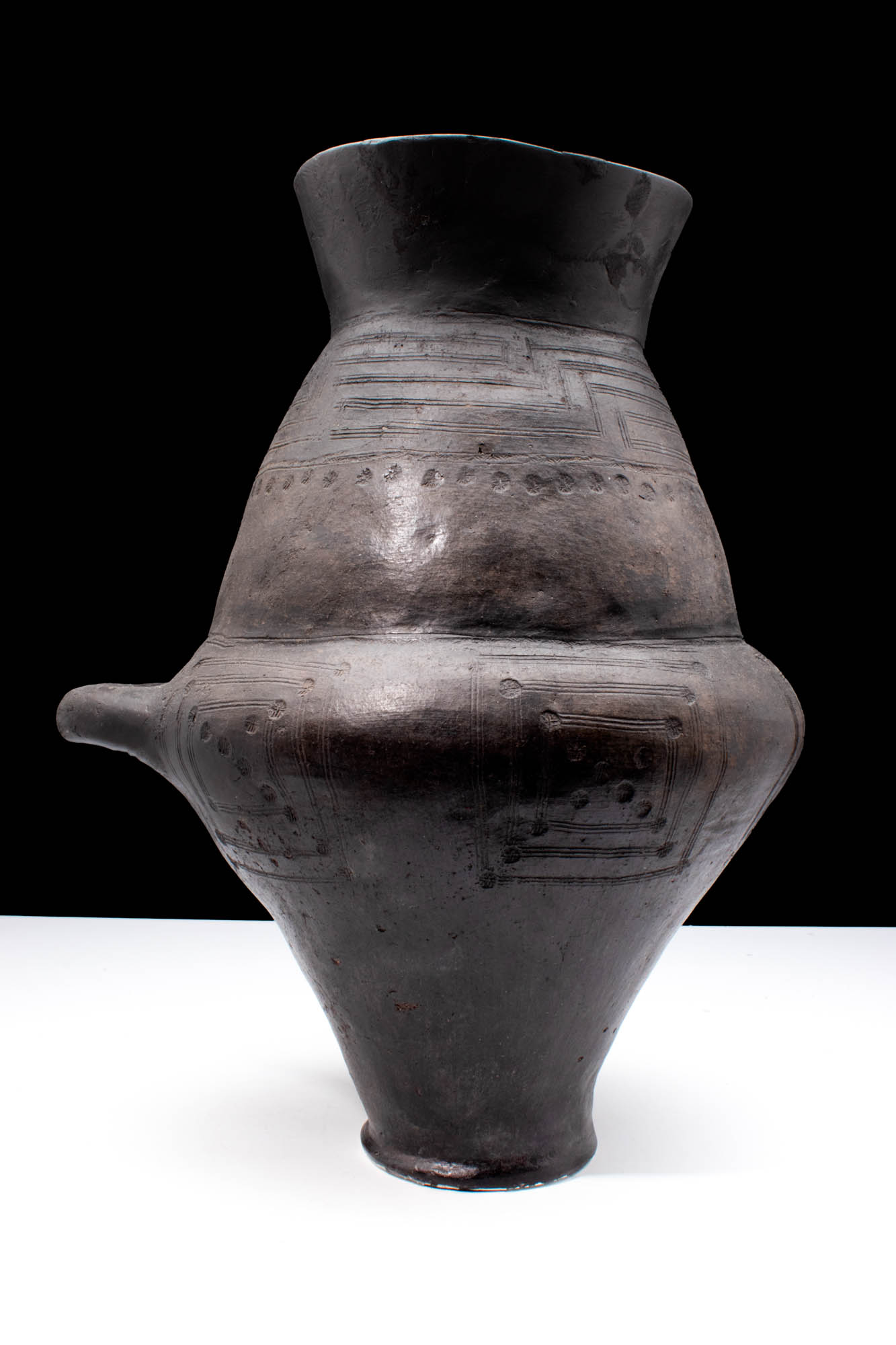 ETRUSCAN BUCCHEROID BICONICAL URN DECORATED WITH GEOMETRIC PATTERNS - Image 5 of 7