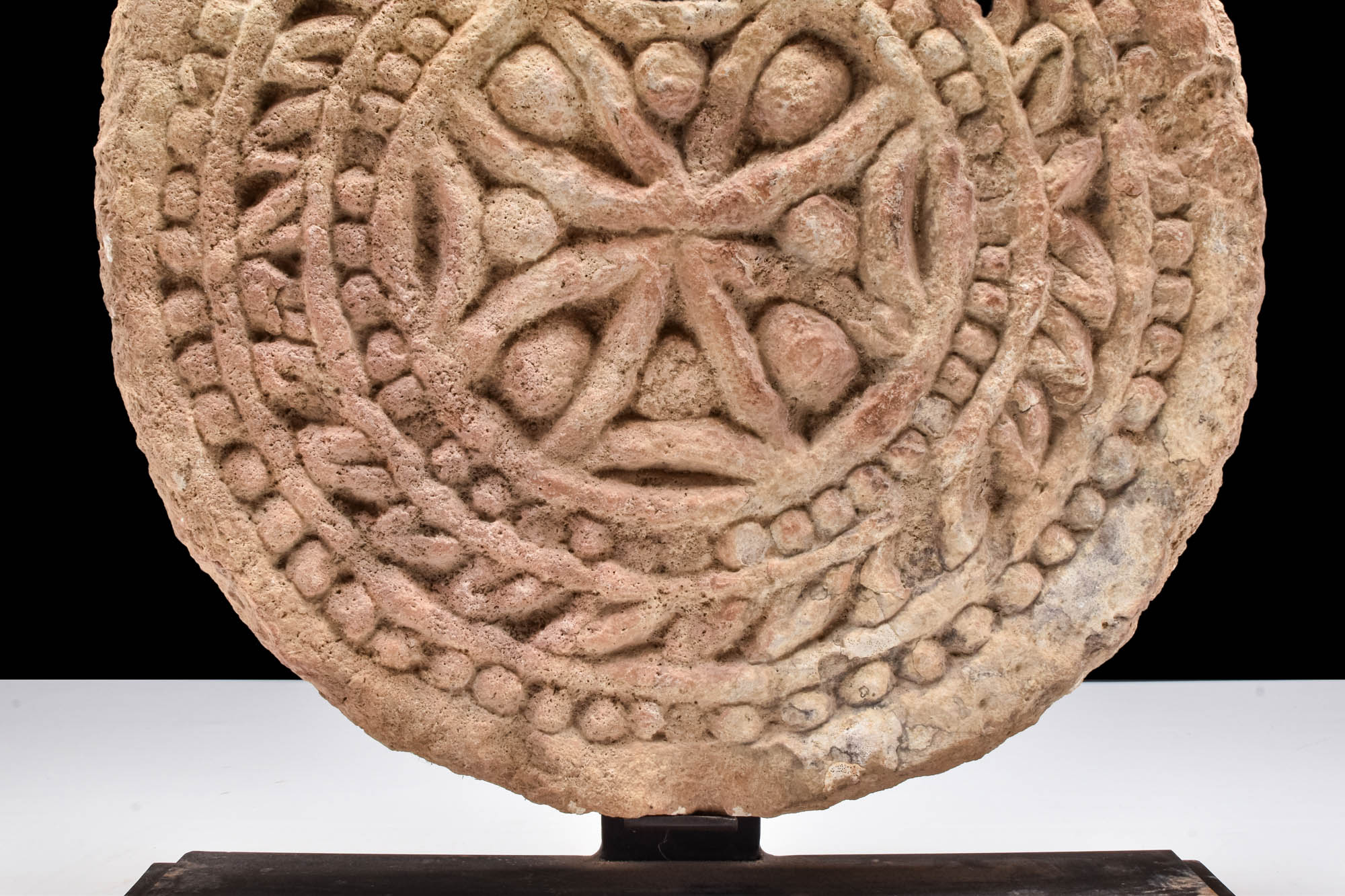 BYZANTINE LIMESTONE ARCHITECTURAL ROUNDEL WITH CROSS - Image 6 of 6