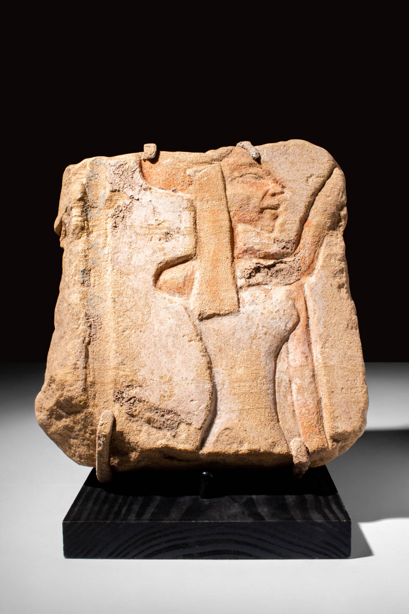 EGYPTIAN LIMESTONE RELIEF DEPICTING A QUEEN - Image 2 of 5