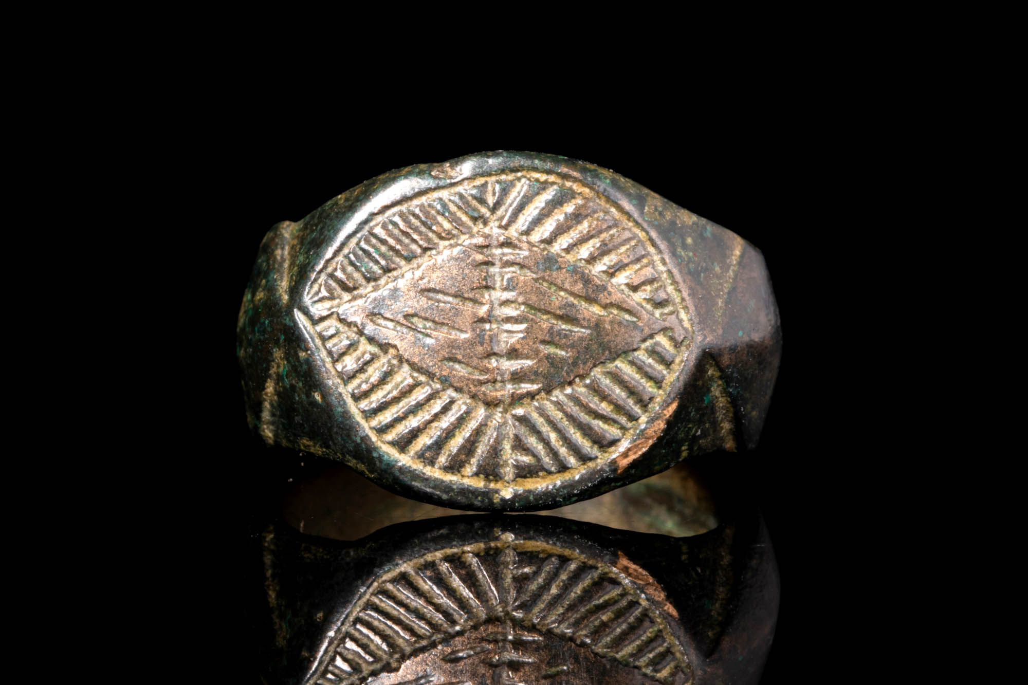 MEDIEVAL BRONZE RING WITH DECORATED BEZEL DEPICTING A GEOMETRIC MOTIF