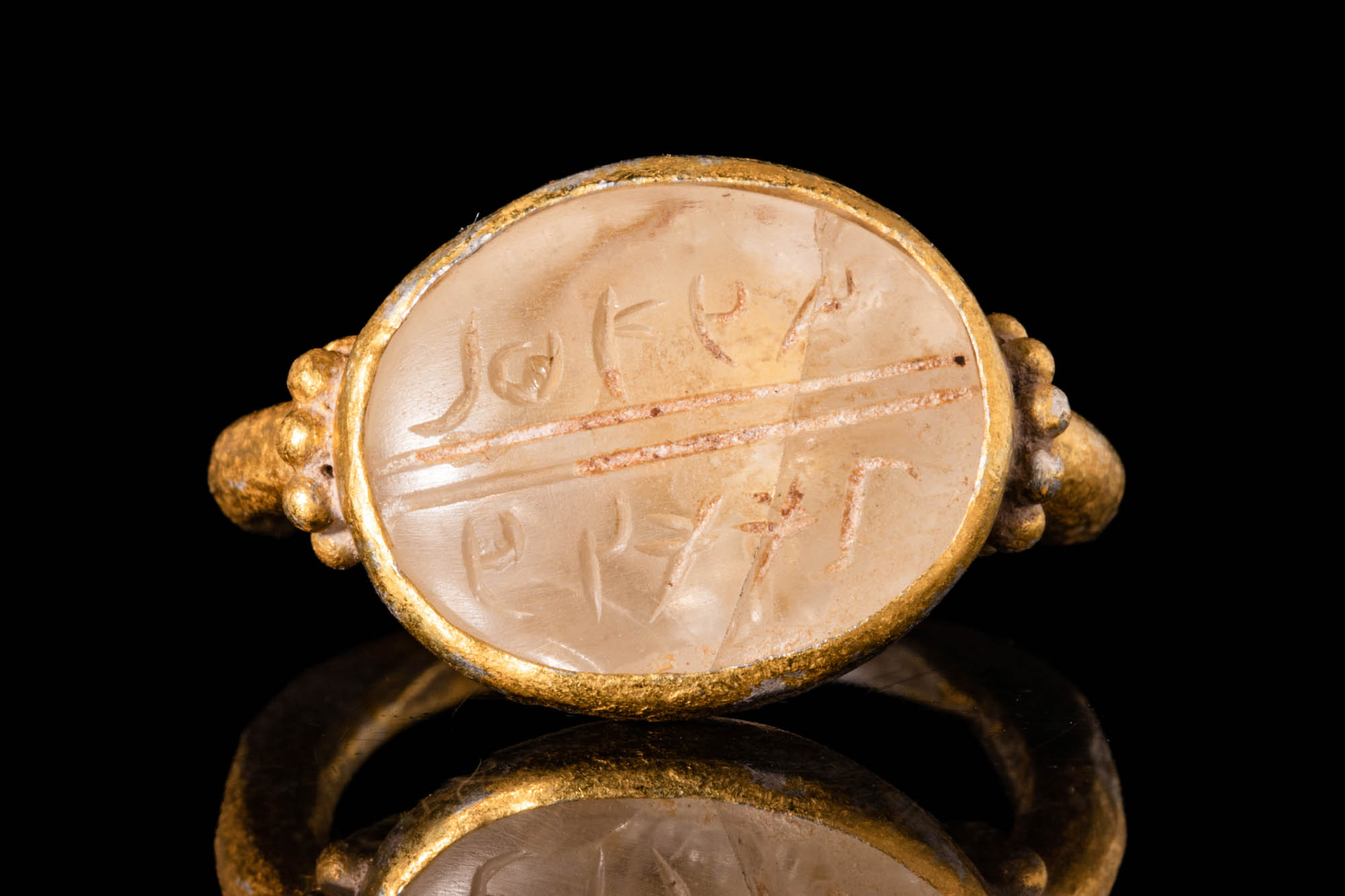 HOLY LANDS SILVER-GILT RING WITH ROCK CRYSTAL INTAGLIO WITH ARAMAIC INSCRIPTION - Bild 2 aus 5