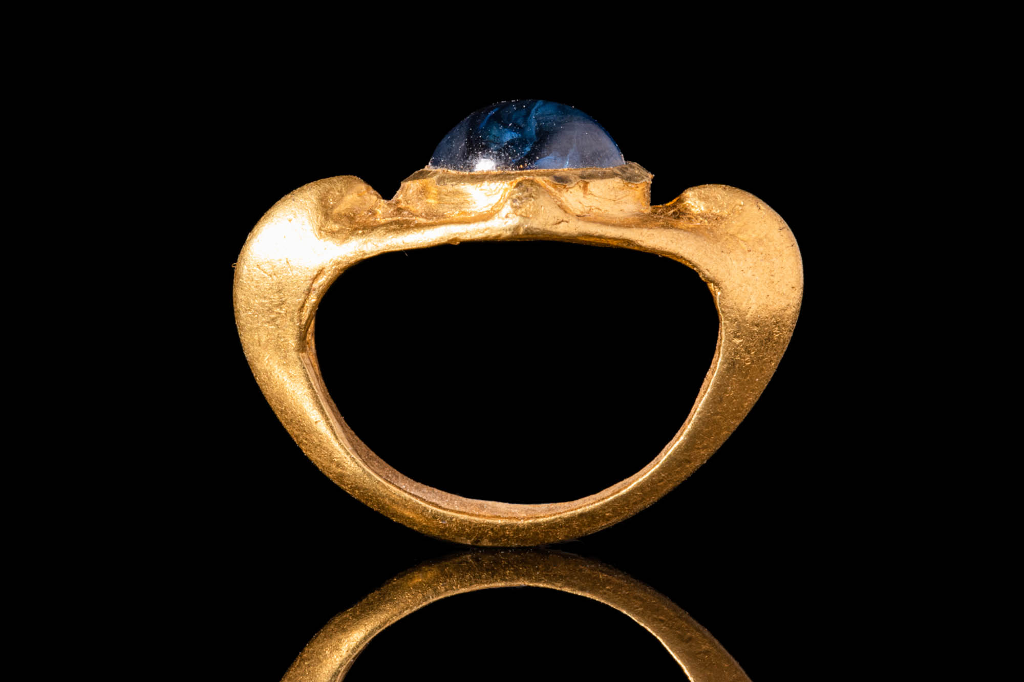 LATE ROMAN GOLD RING WITH SAPPHIRE CABOCHON - Image 4 of 5