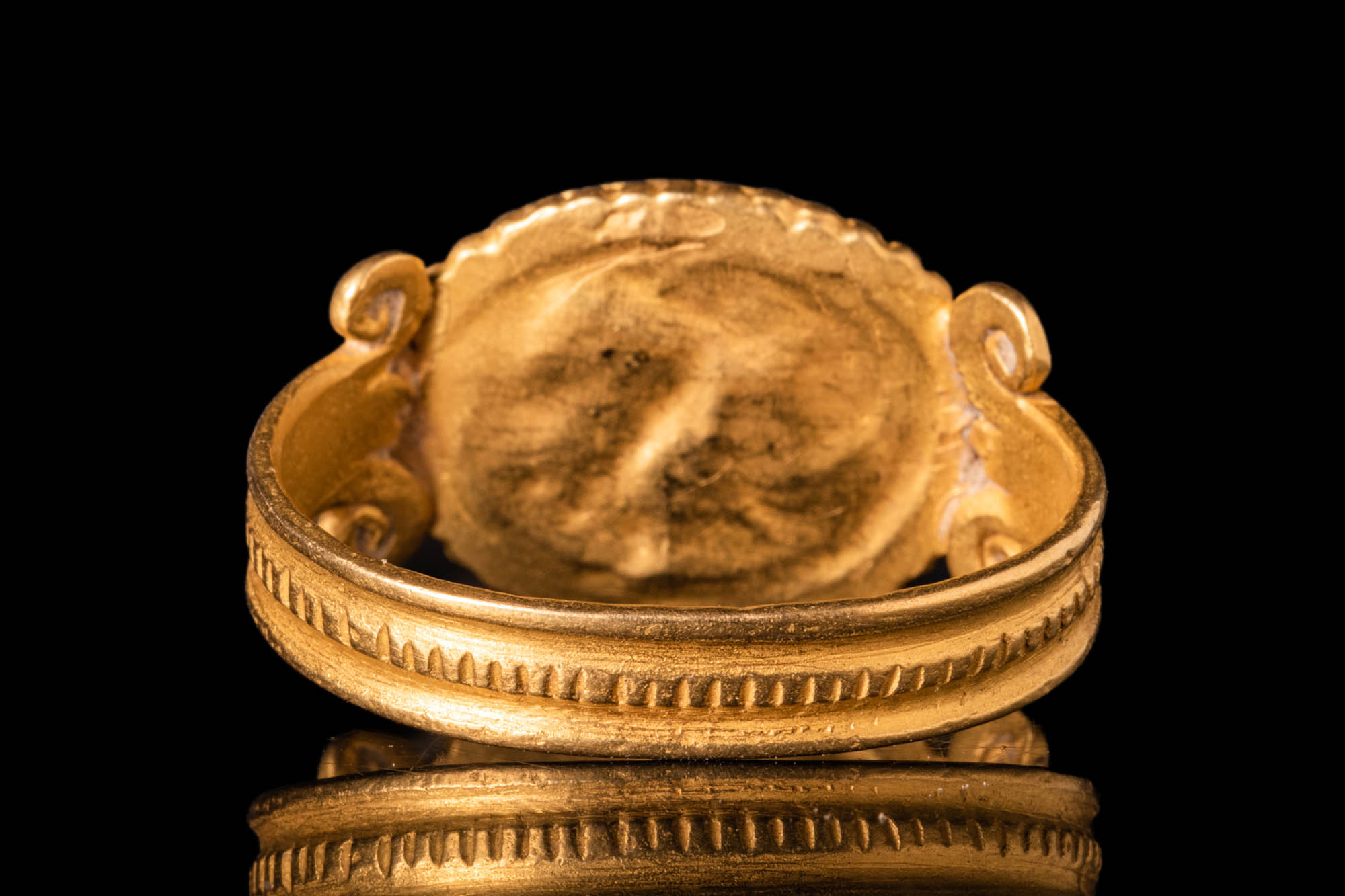 ROMAN GOLD RING WITH INTAGLIO DEPICTING HERCULES - Image 4 of 5