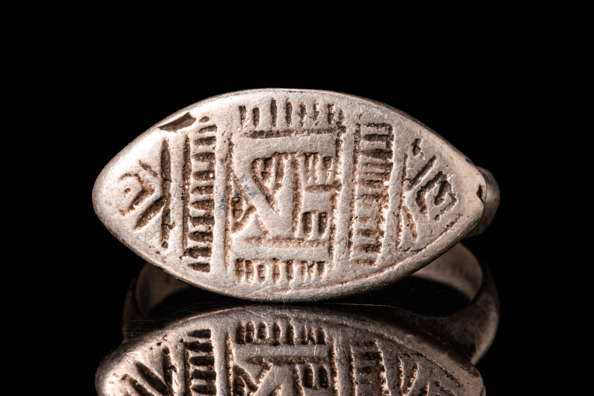 MEDIEVAL SELJUK SILVER RING WITH DECORATED BEZEL - Image 2 of 4
