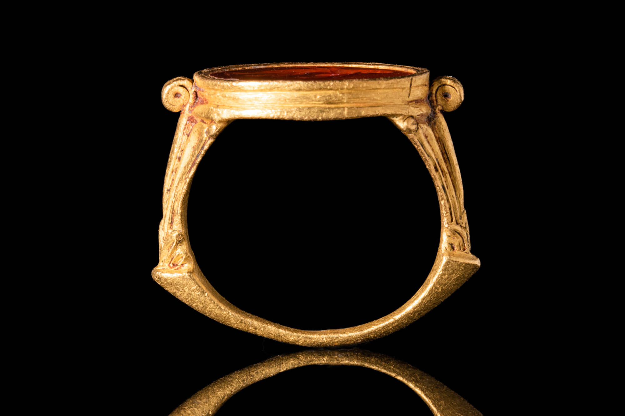 LATE ROMAN GOLD RING WITH INTAGLIO DEPICTING A SATYR - Image 5 of 5