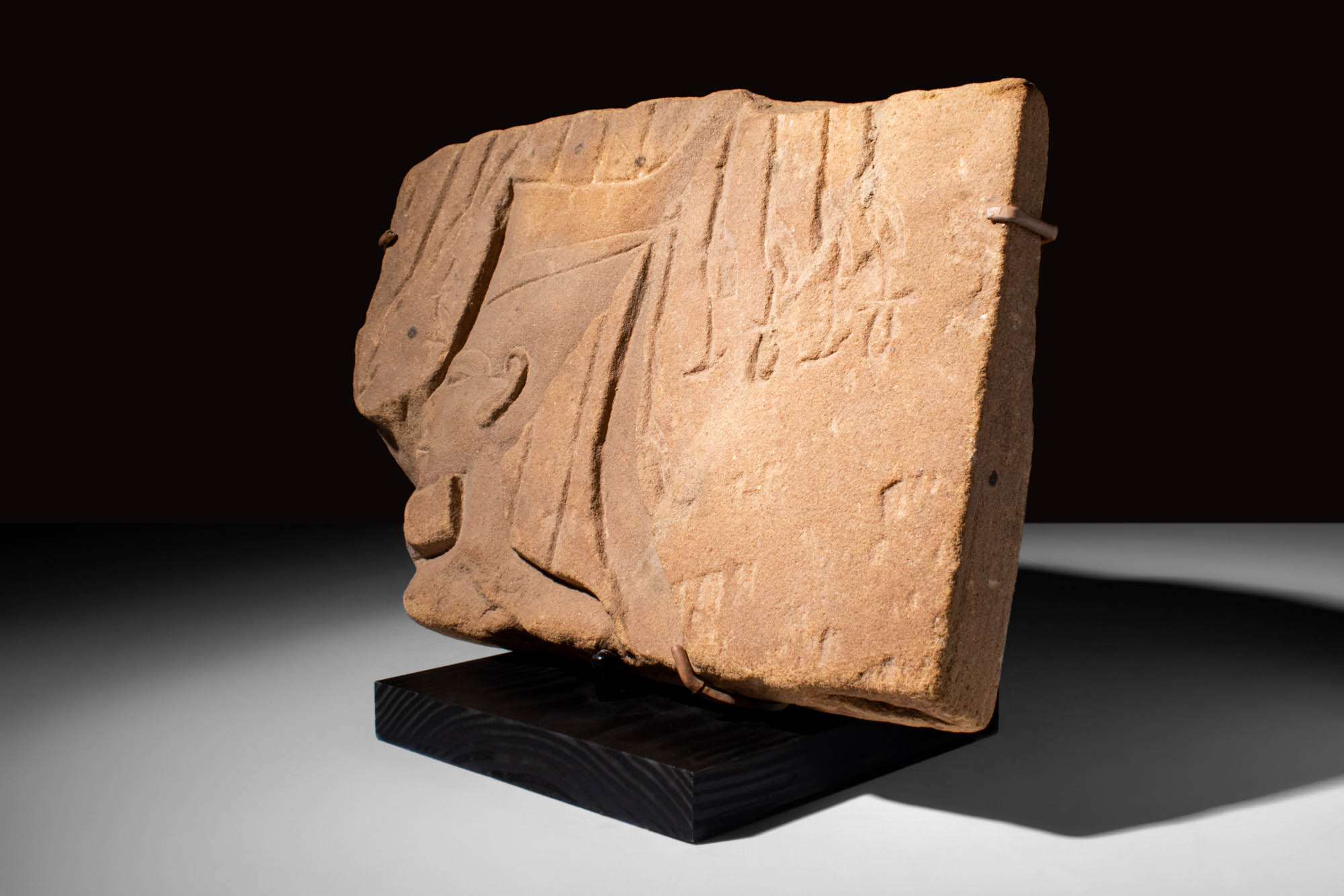 EGYPTIAN AMARNA PERIOD SANDSTONE RELIEF WITH A CROWNED PHARAOH - Image 3 of 5