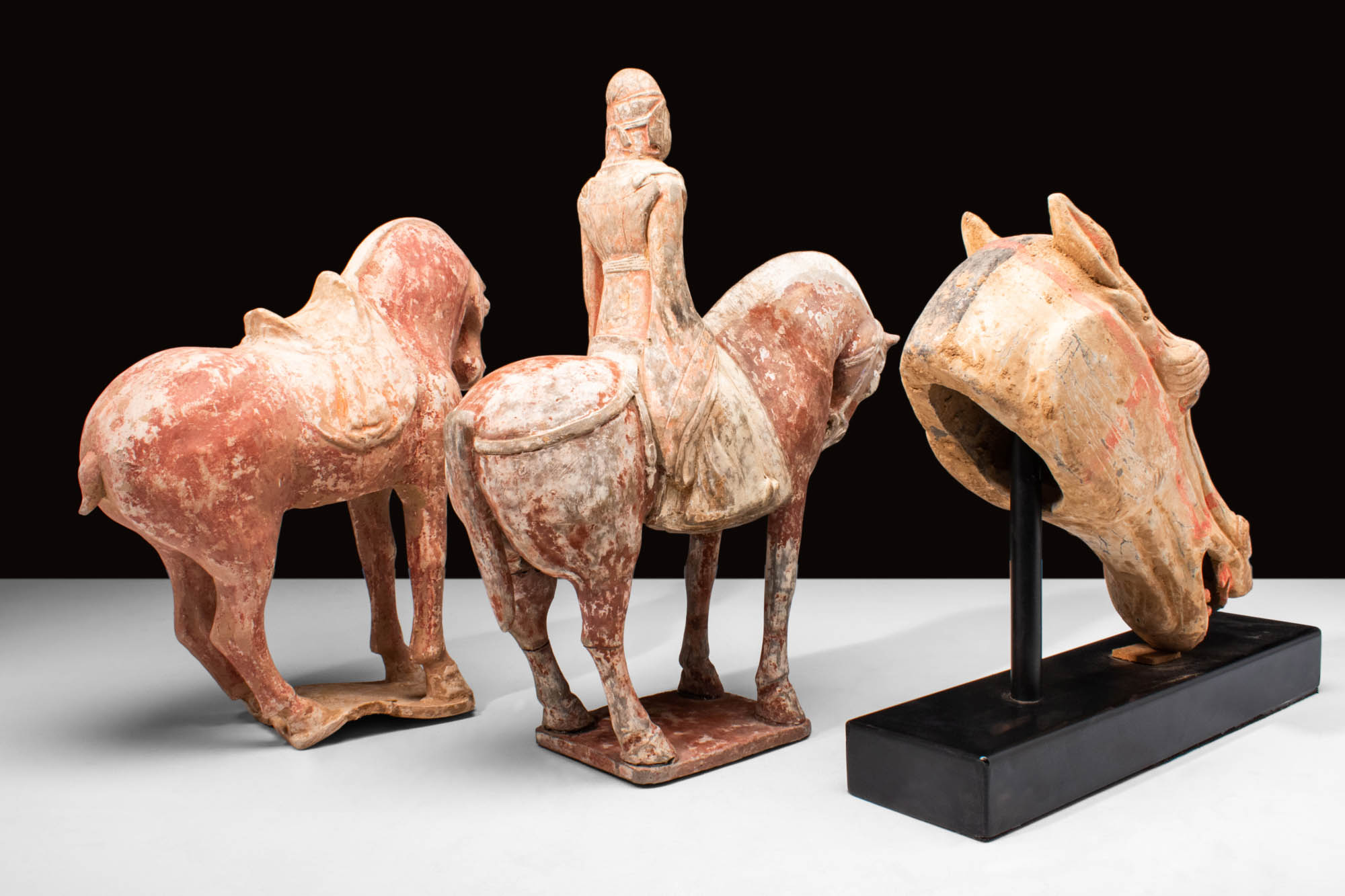 COLLECTION OF THREE CHINESE TANG DYNASTY TERRACOTTA STATUES - Image 5 of 5