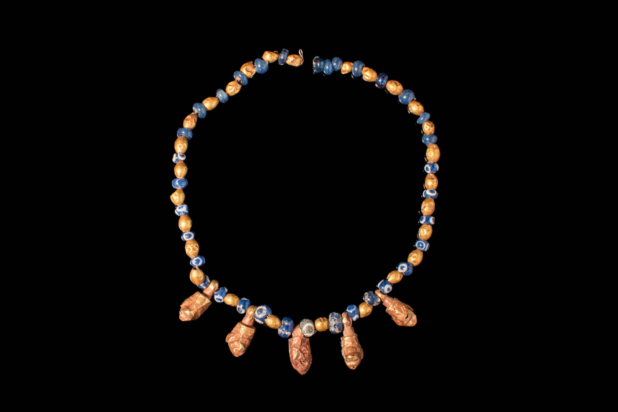 GRECO - PHOENICIAN NECKLACE WITH GLASS BEADS AND GOLDEN LION HEADS PENDANTS - Image 2 of 3