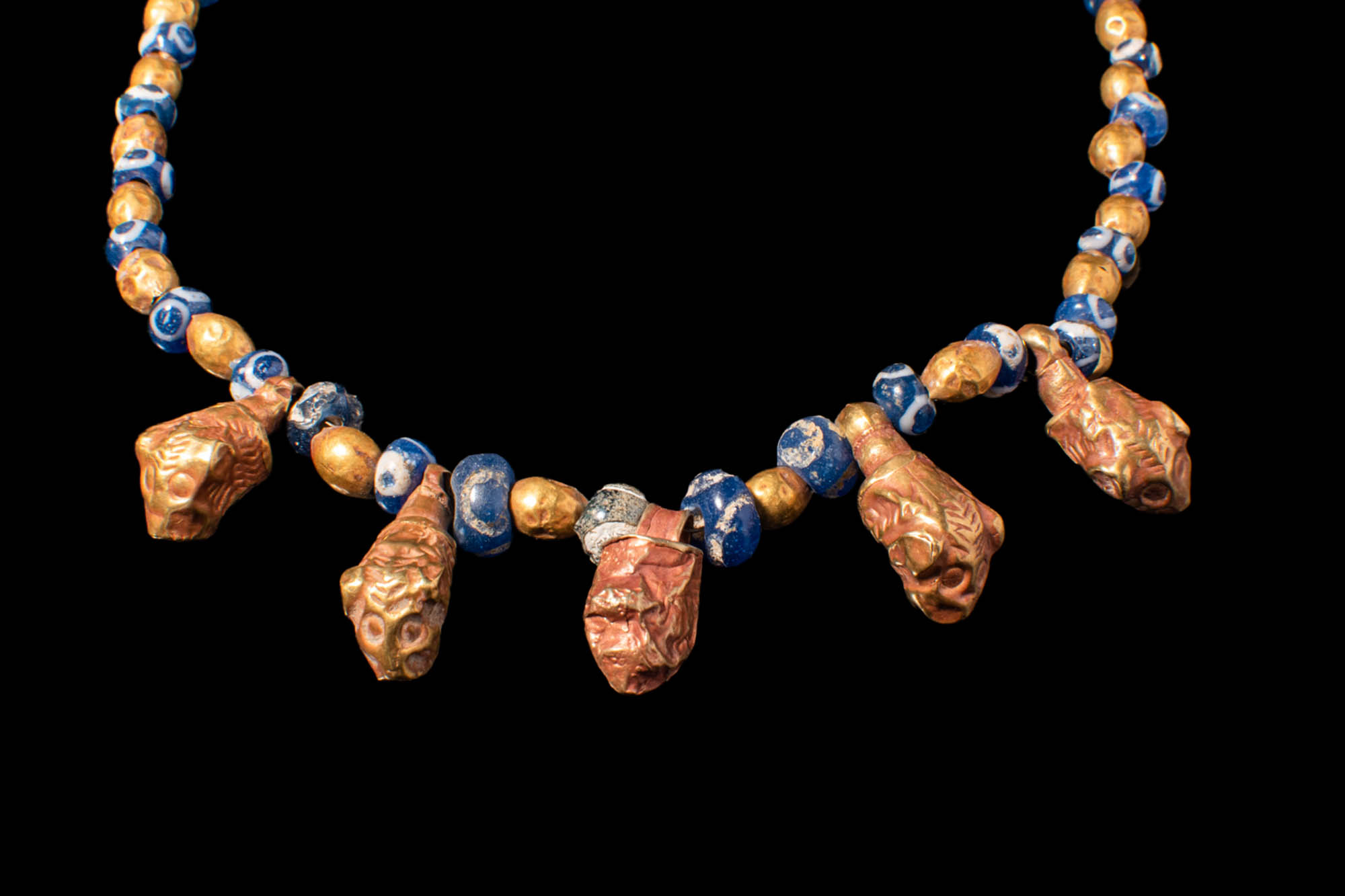 GRECO - PHOENICIAN NECKLACE WITH GLASS BEADS AND GOLDEN LION HEADS PENDANTS - Image 3 of 3