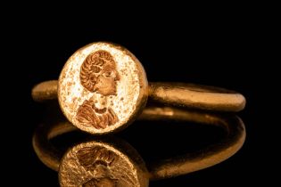 BYZANTINE GOLD RING DEPICTING ST. HELENA