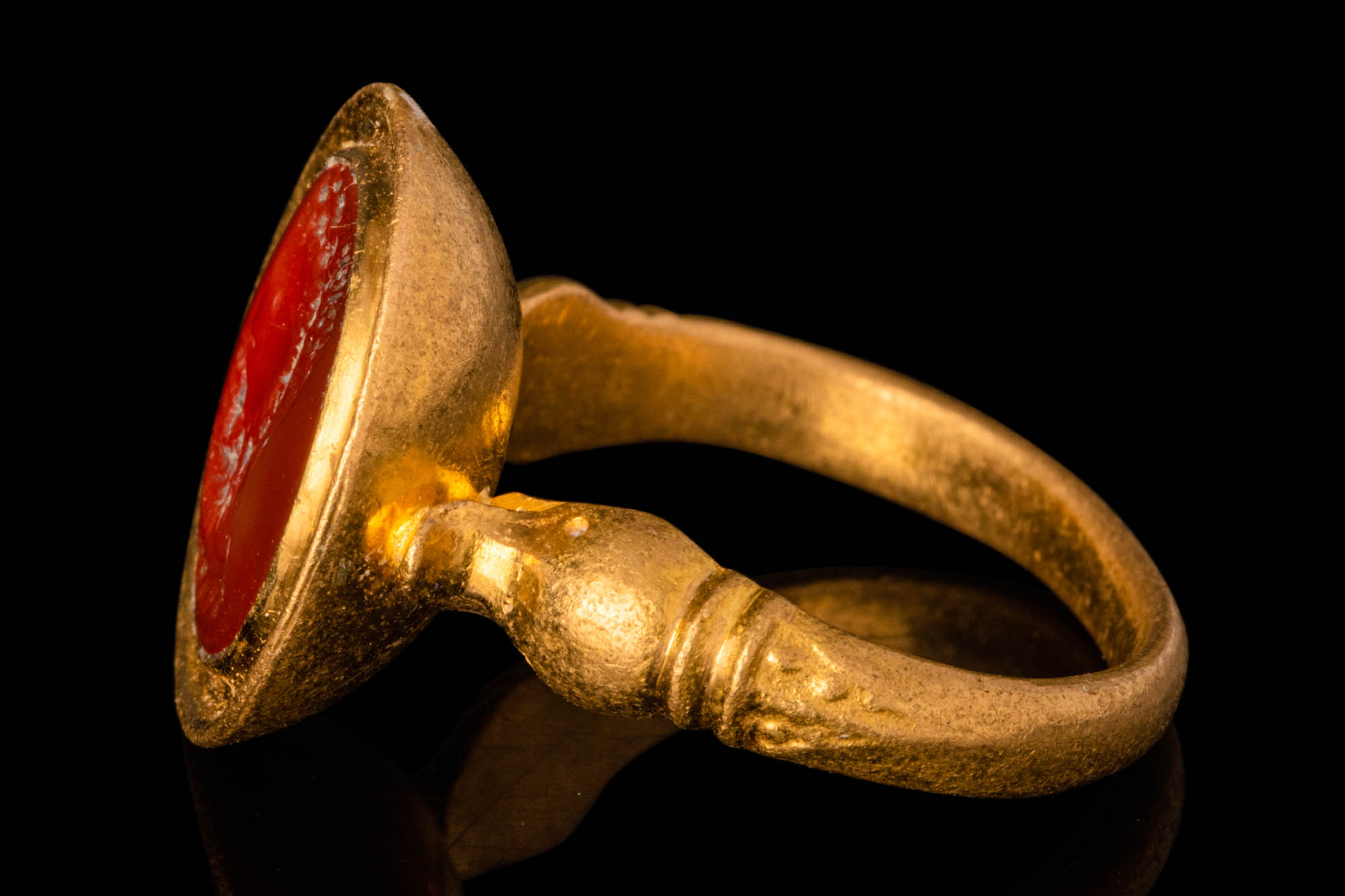 LATE HELLENISTIC GOLD FINGER RING WITH CARNELIAN INTAGLIO OF A BEARDED MAN - Bild 4 aus 6