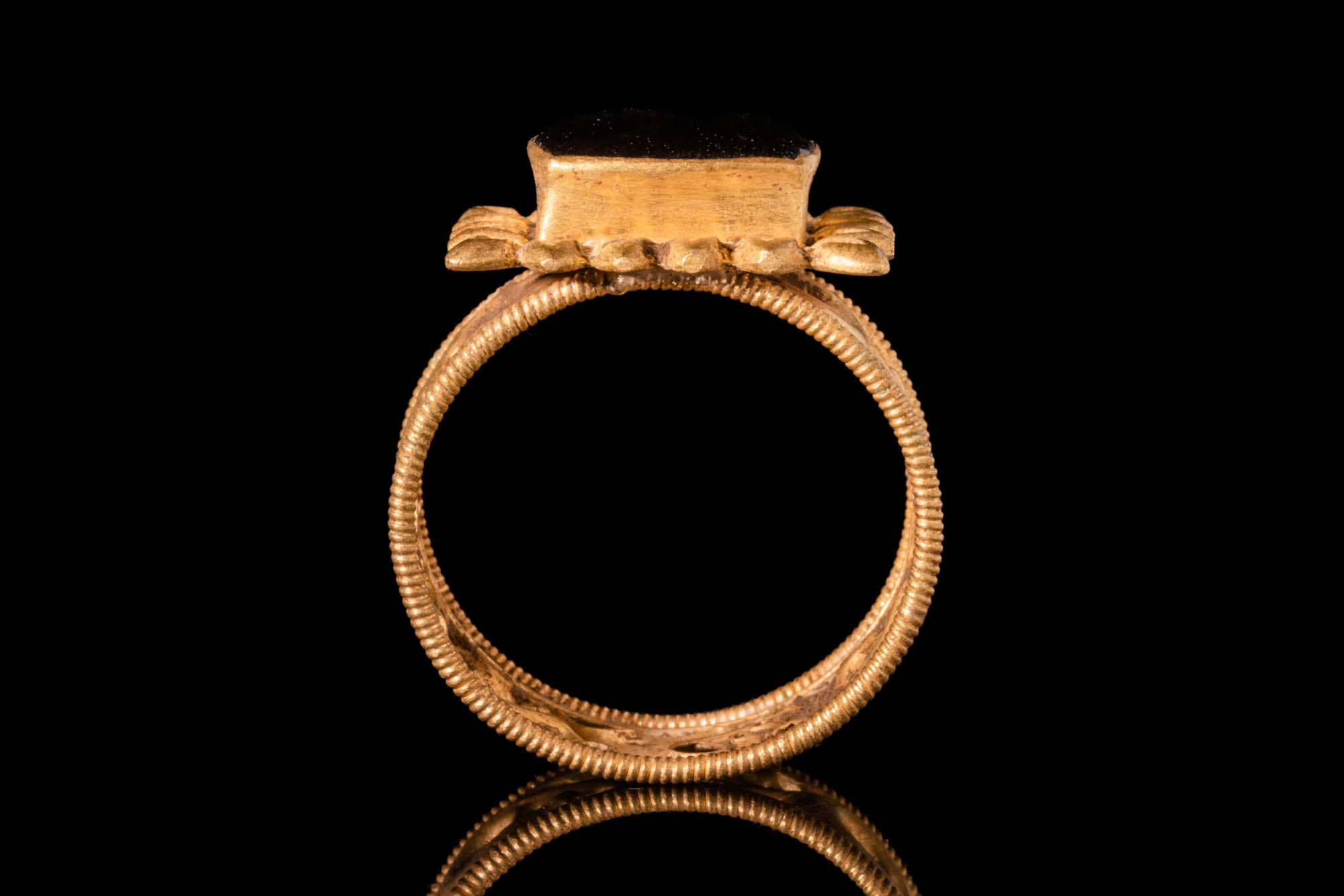 EARLY BYZANTINE GOLD RING WITH GARNET - Image 5 of 5