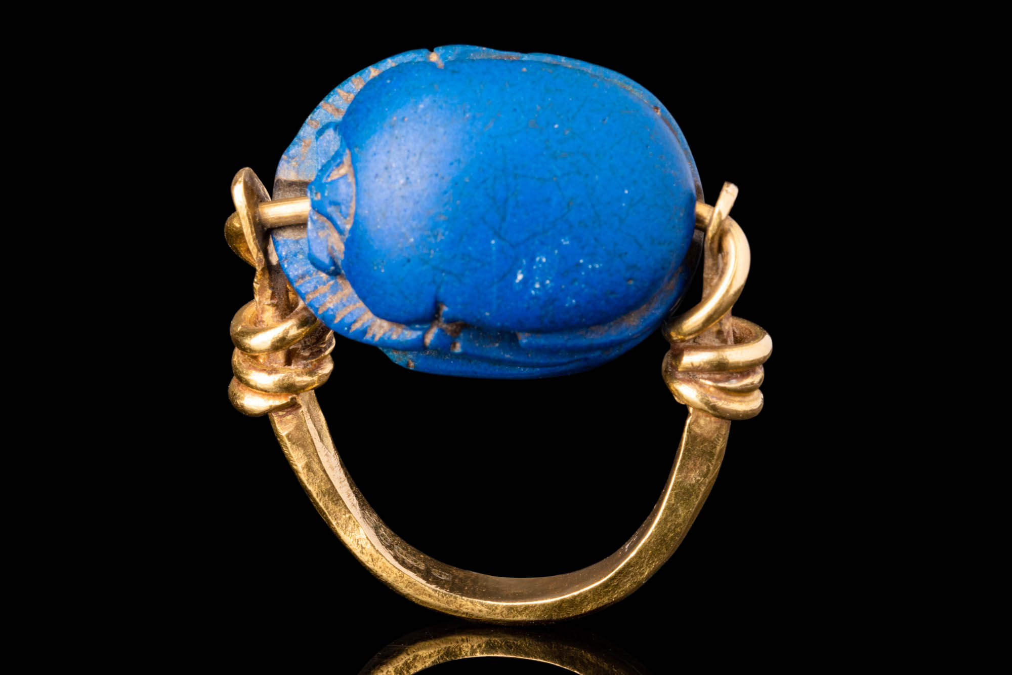 EGYPTIAN LAPIS LAZULI SCARAB SET IN A GOLD RING - Image 2 of 7