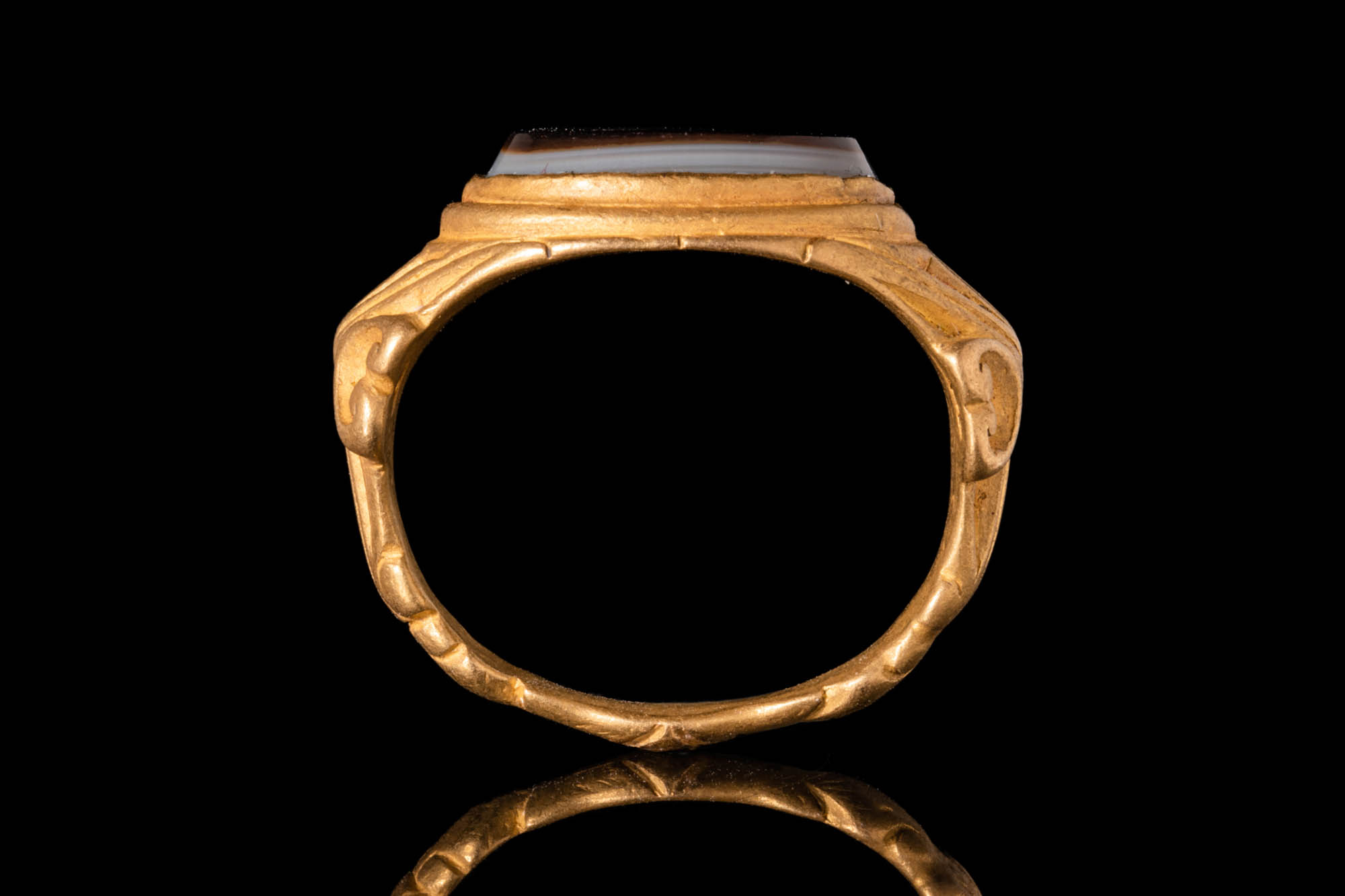 ROMAN GOLD RING WITH AGATE INTAGLIO DEPICTING PERSEUS - Image 5 of 5