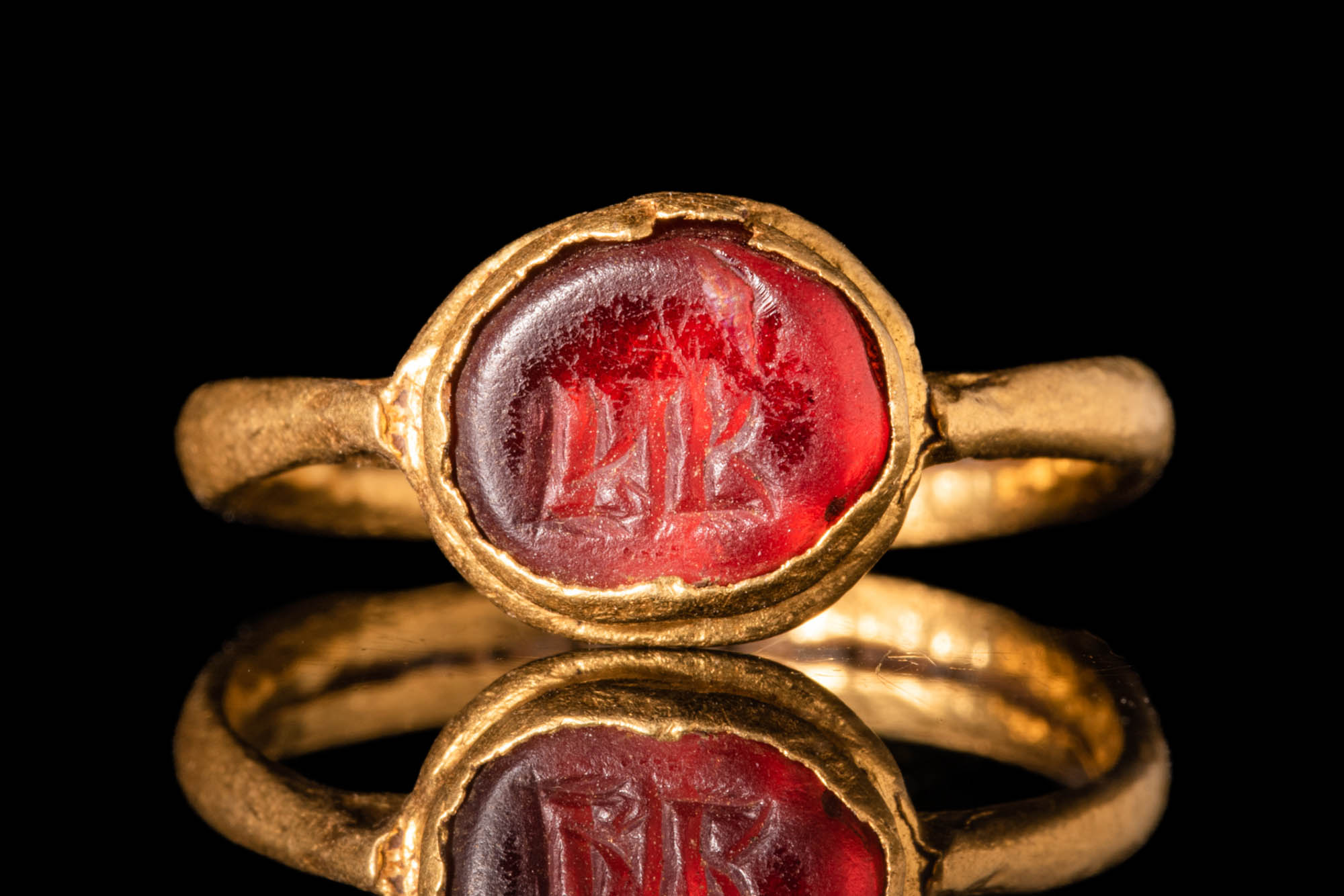 JAVANESE GOLD INTAGLIO RING WITH INSCRIPTION - Bild 2 aus 5