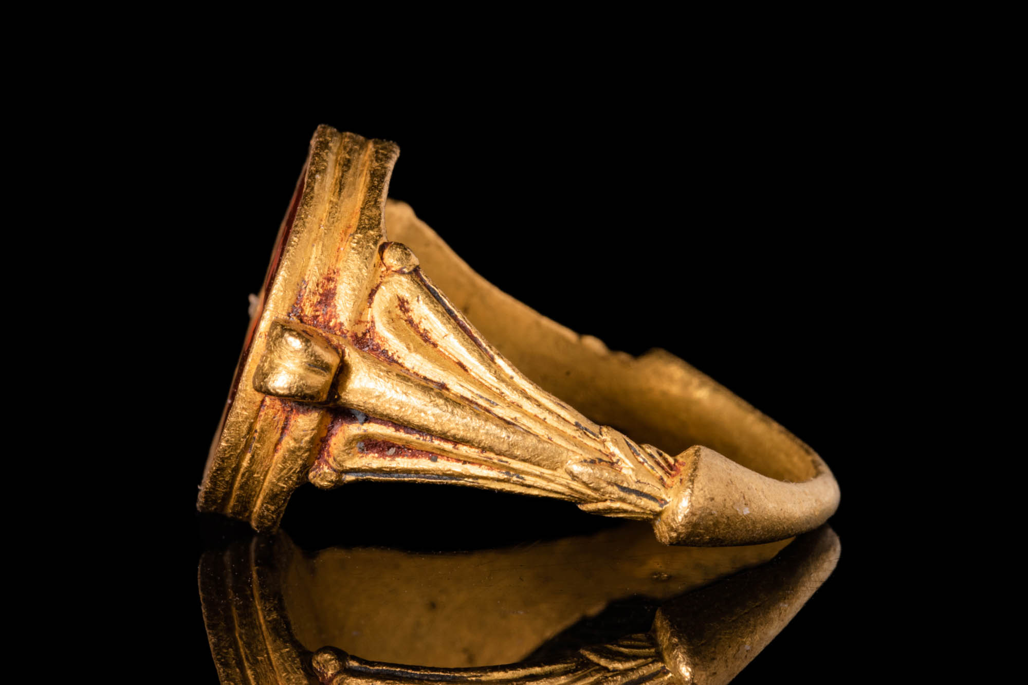 LATE ROMAN GOLD RING WITH INTAGLIO DEPICTING A SATYR - Image 3 of 5