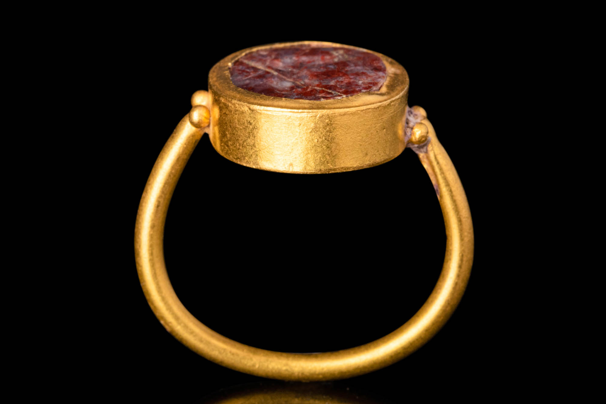 ROMAN GOLD FINGER RING WITH RED JASPER INTAGLIO OF A HIPPOCAMPUS - Image 2 of 6