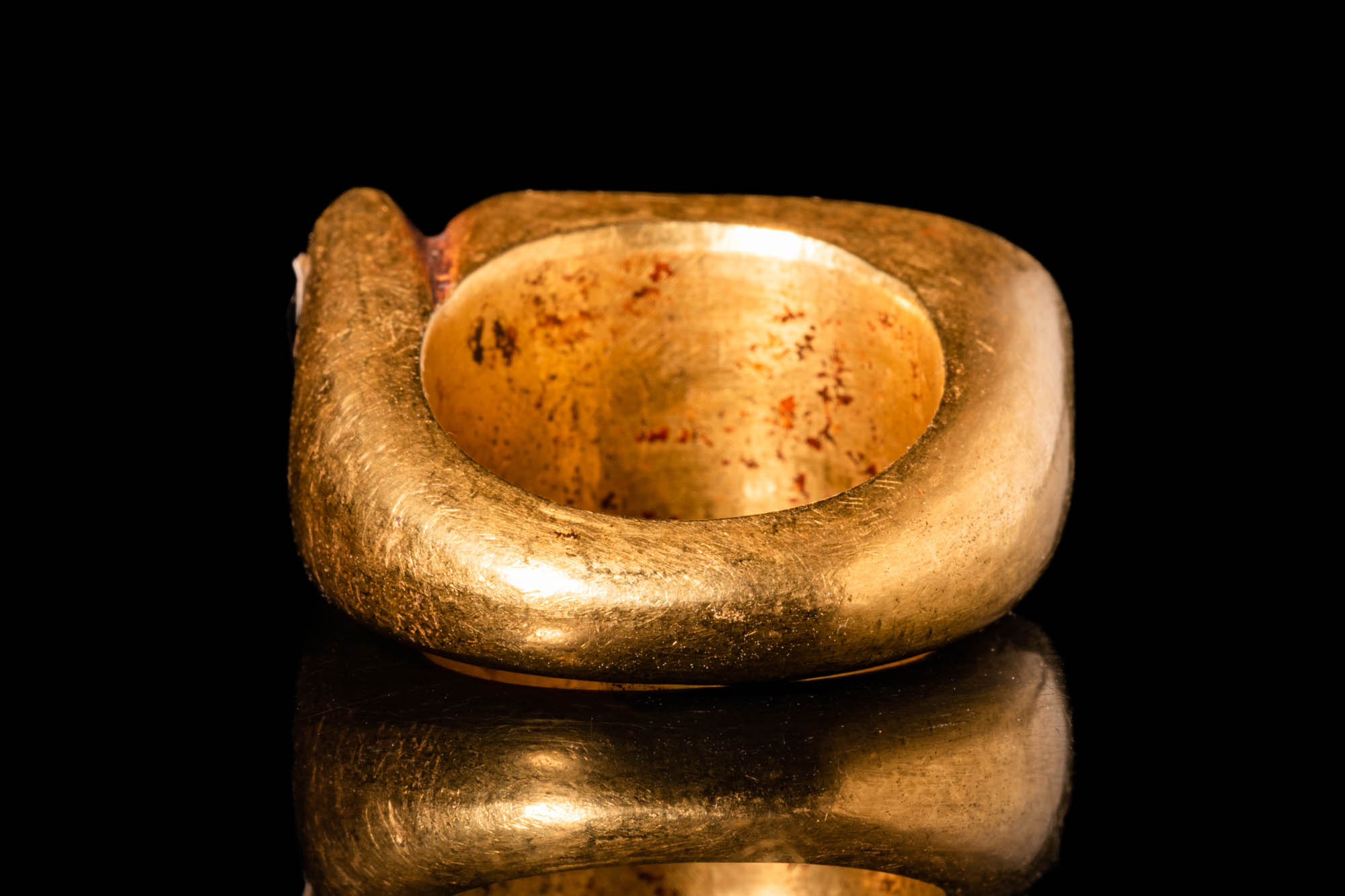 HEAVY EGYPTIAN CARTOUCHE GOLD RING - 82 GRAMS - Image 5 of 6