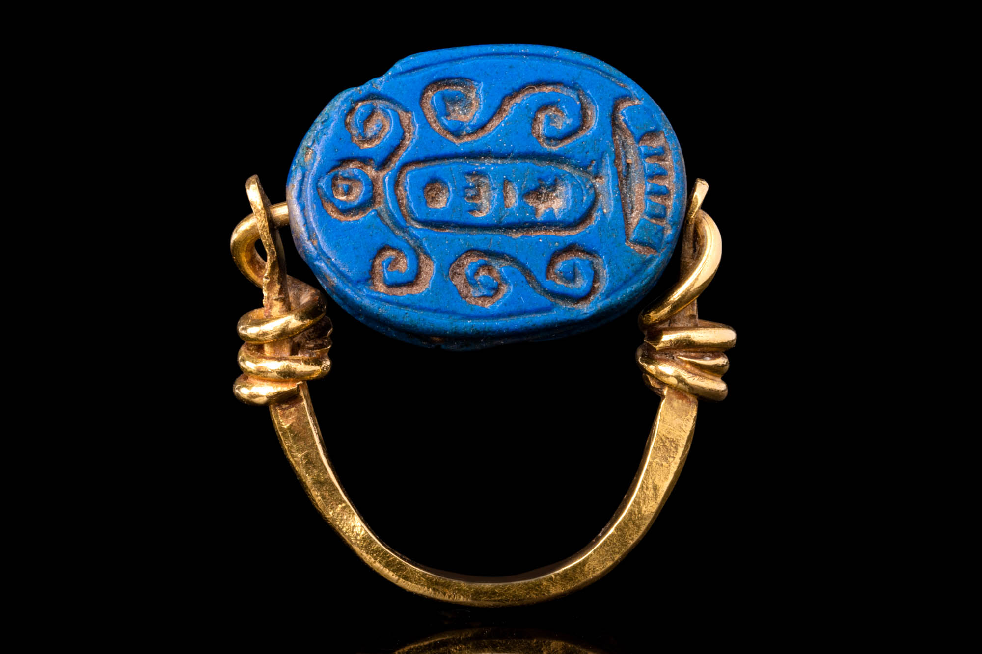 EGYPTIAN LAPIS LAZULI SCARAB SET IN A GOLD RING