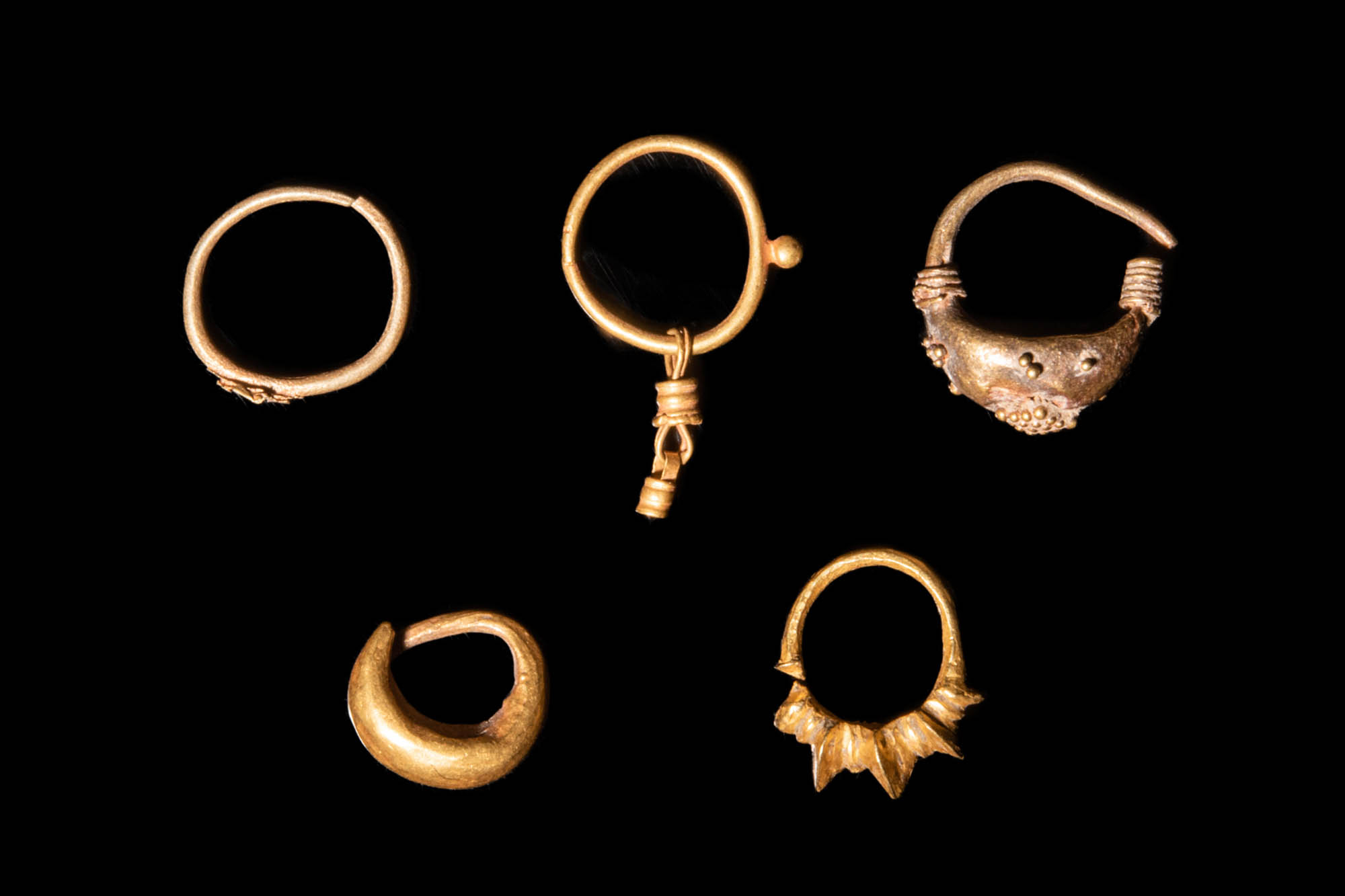 FIVE JAVANESE GOLDEN EARRINGS - Bild 2 aus 2